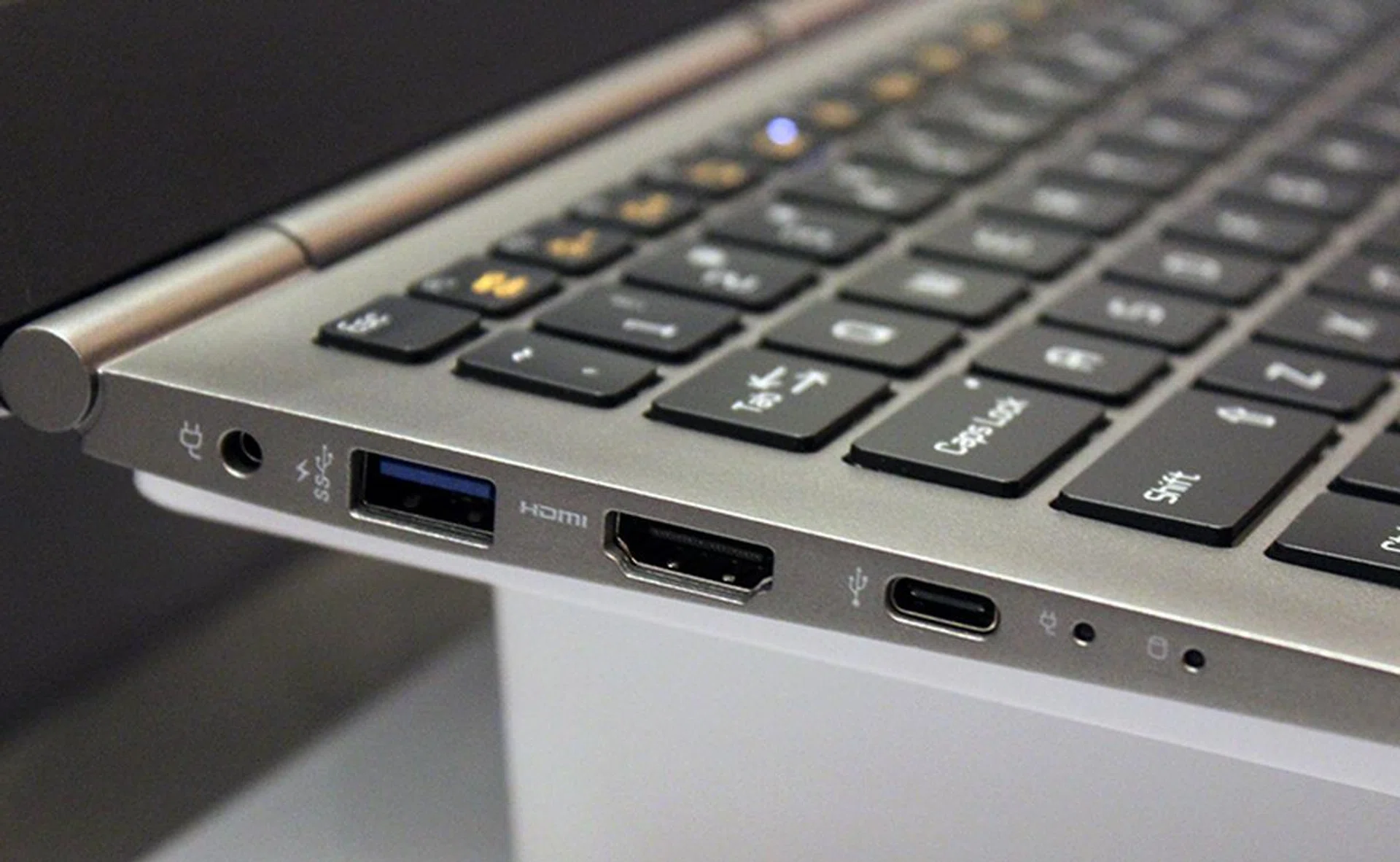 Even though the gram 13 weighs well under a kilogram, it has full-size USB and HDMI ports.