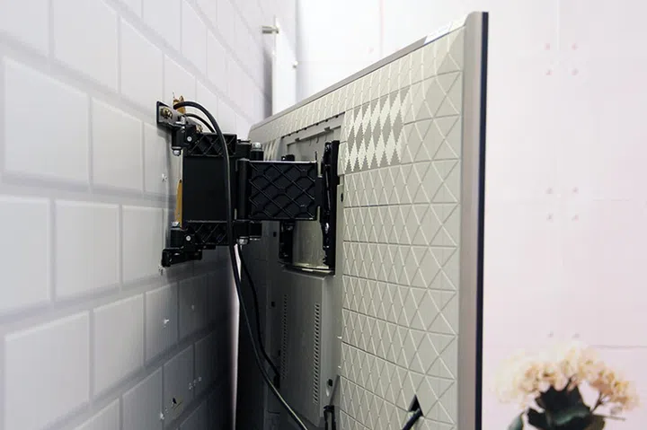 Compared to a fixed mount, a swivel mount lets you get to the cables behind the TV easily. Also notice the geometric motif on the TV's back. This is only found on the X94E and X93E.