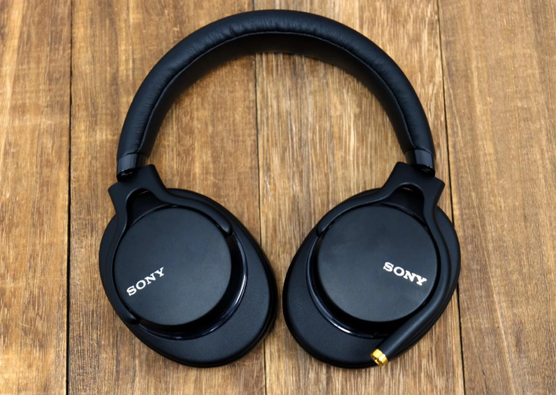 The MDR-1AM2 is Sony's newest portable closed-back headphone.