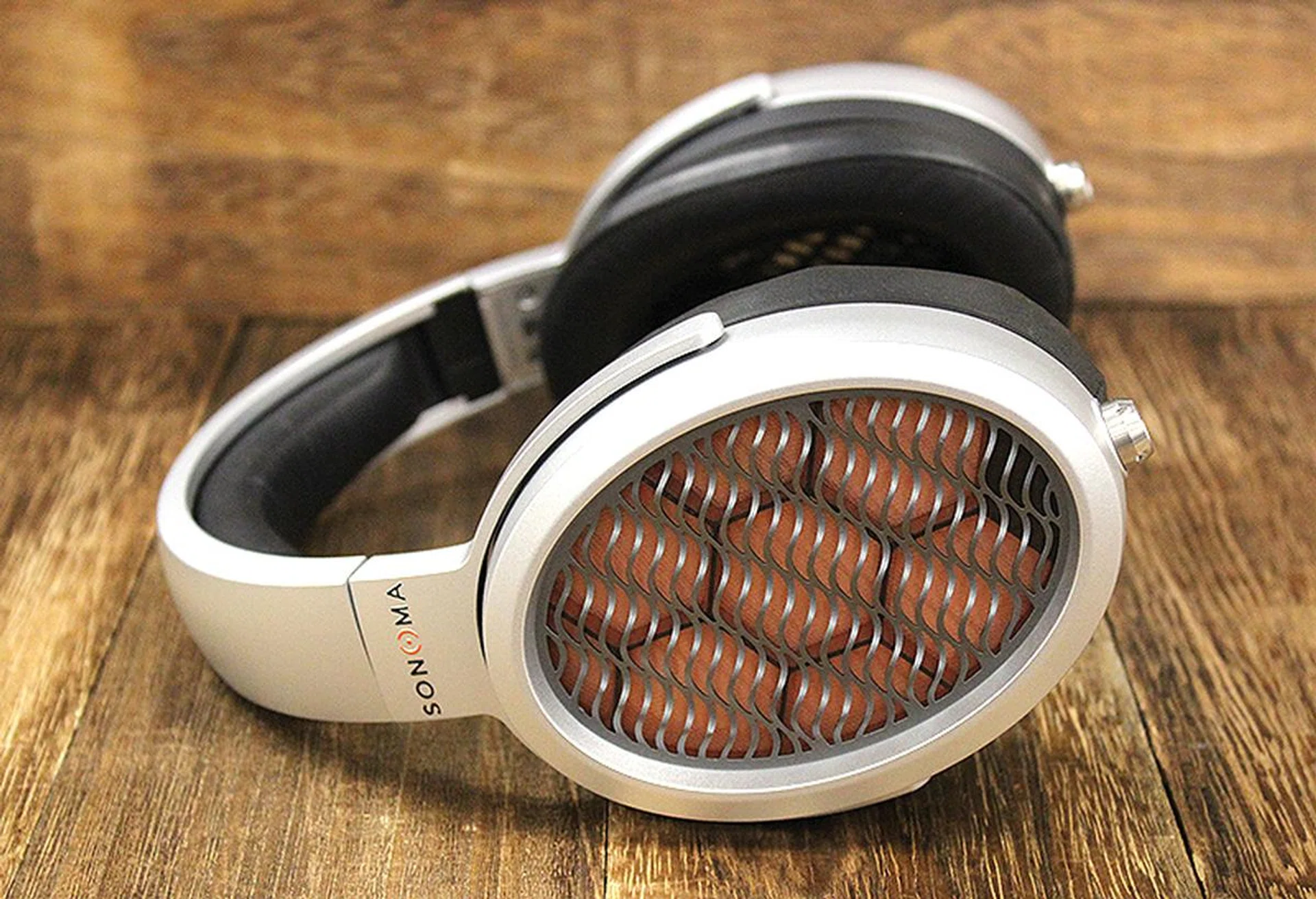 The design of the Sonoma Model One headphones remind me of Sennheiser's HD 650.