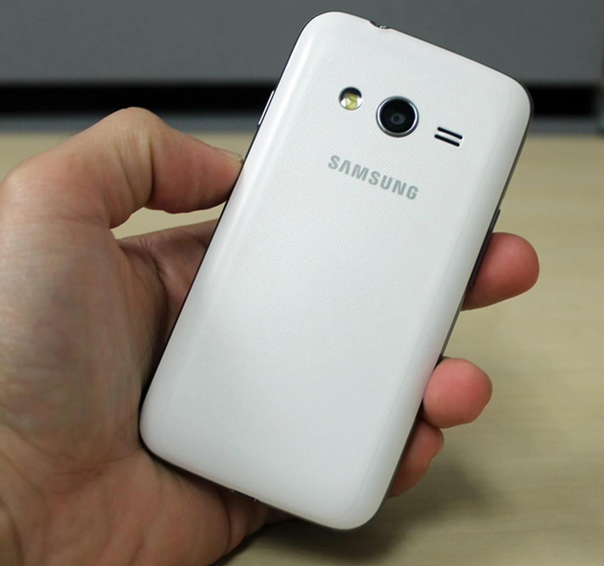 No problem with fingerprints and smudges, but you have to handle the Samsung Galaxy Ace 4 LTE with care as the rear feels a little slippery.