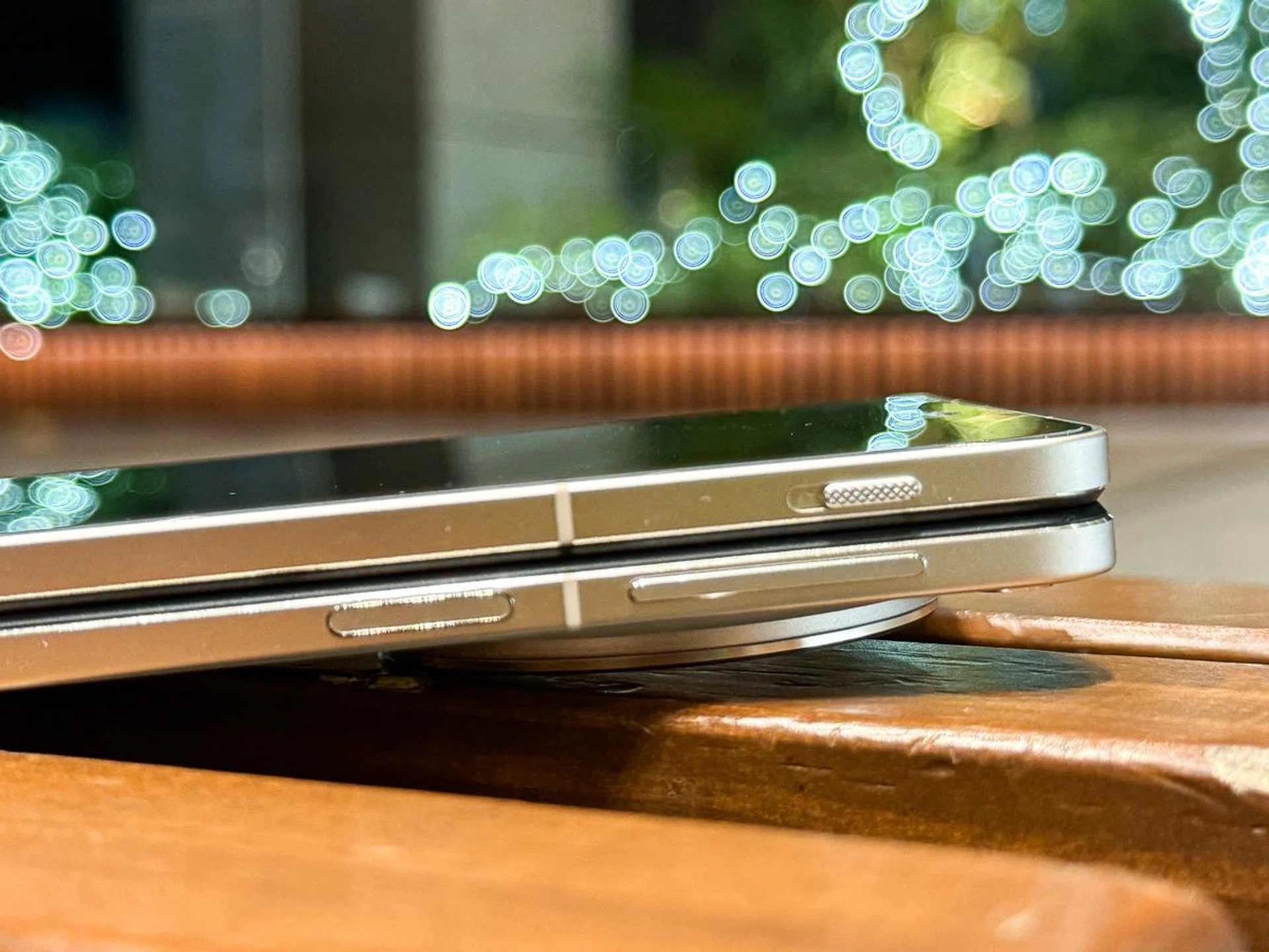 The mute/vibrate/ring slider is pretty elegant.