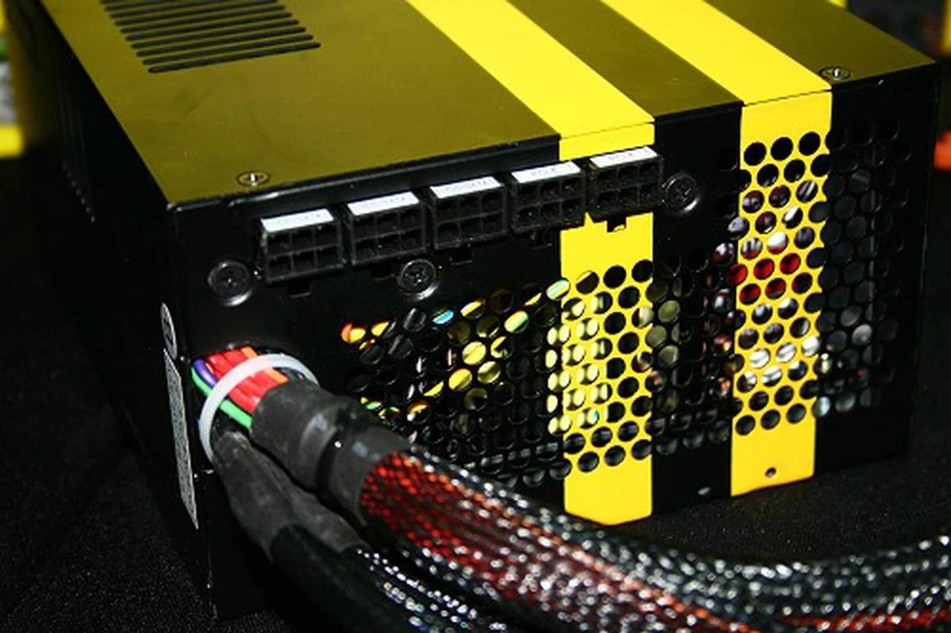  Here's a close-up of the PSU that clearly shows the modular cabling system.  