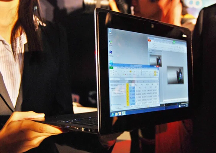 The Taichi allows work collaboration between two parties that are seated across each other; however, we do wonder about how practical this setup actually is. Just imagine working on your laptop while a person seated across you starts to tap on the back of your viewing screen.