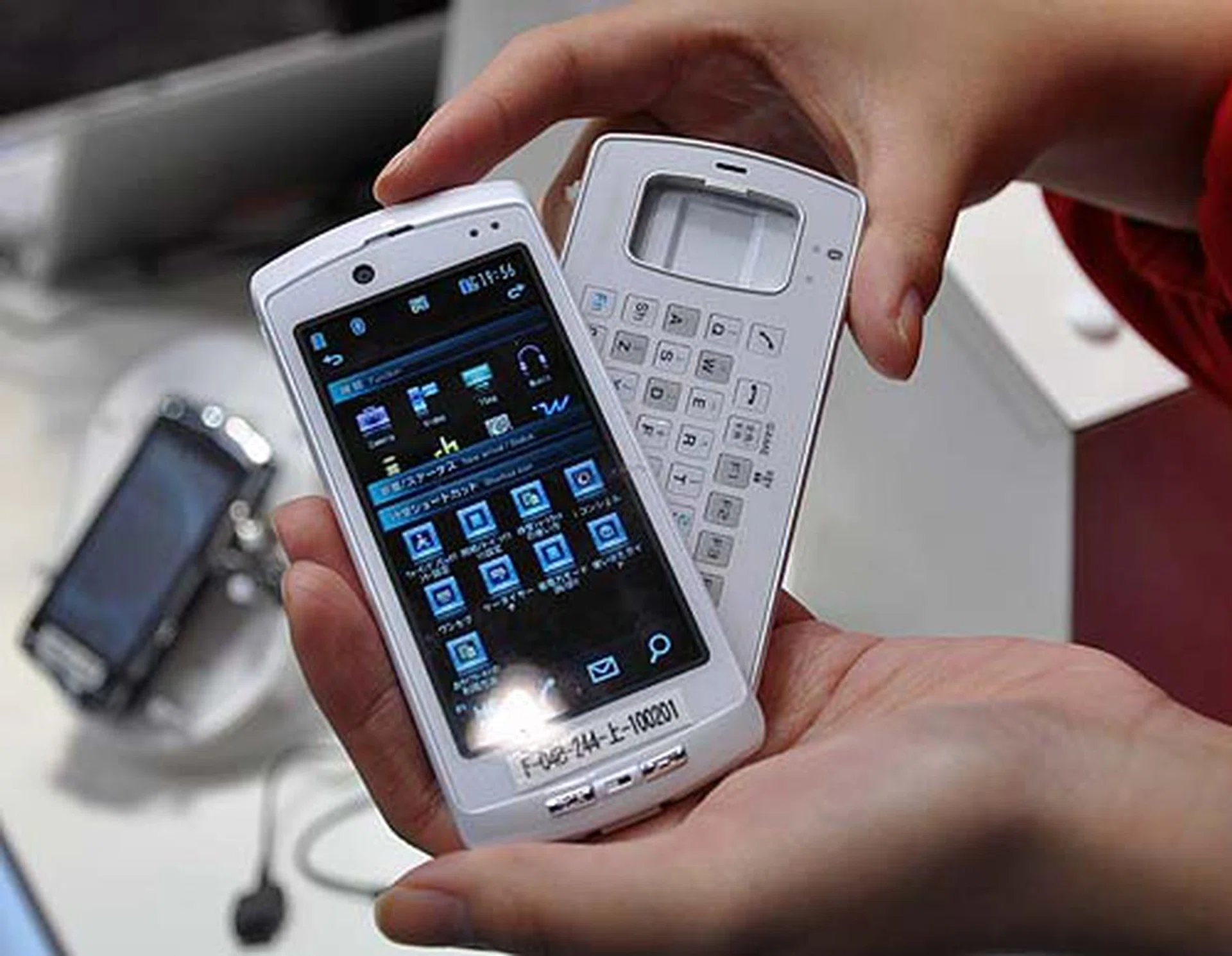 We mentioned docomo's seperation phone (the Fujitsu made  F-04B) earlier on, and this is what it looks like. If you're worried about loosing one half of the phone, don't worry, you can locate the other half by just pressing two buttons on the unit with you.