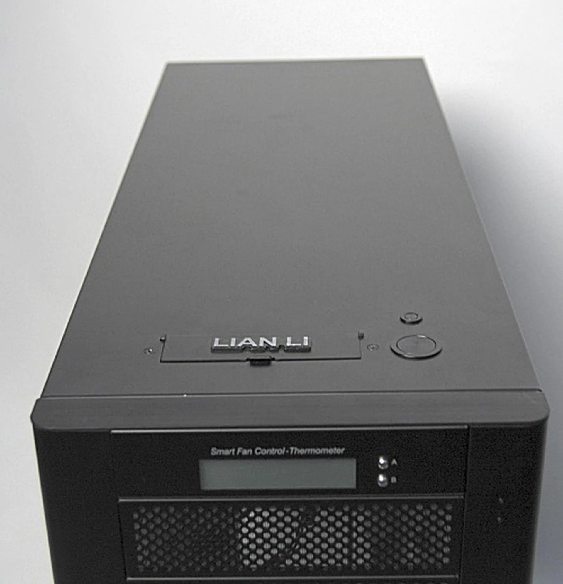 Behold the PC-A77: clean lines, flat surface, and elegant finish - the hallmark traits of a traditional Lian Li casing.