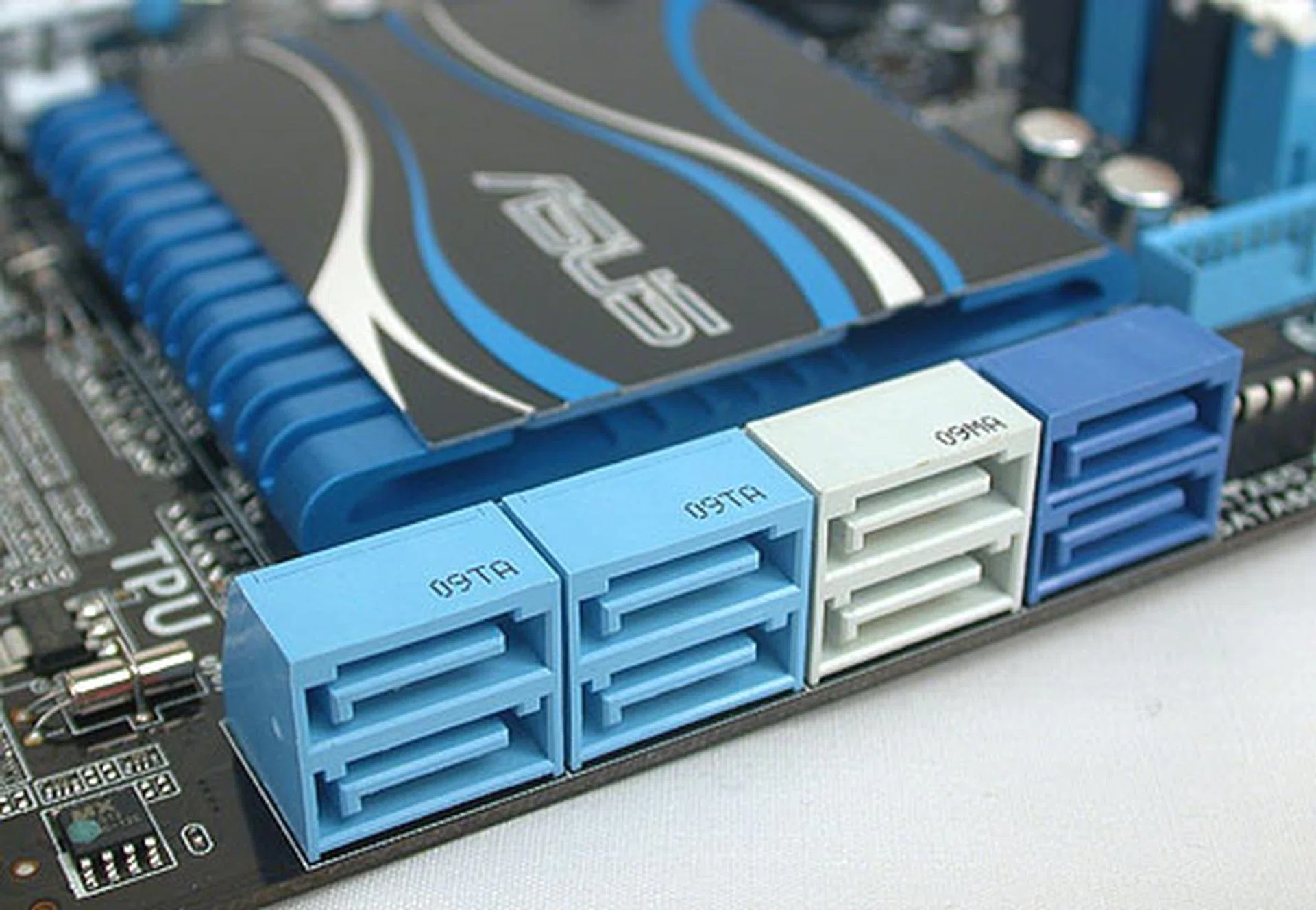 Underneath that low heatsink is the P67 chipset. Meanwhile, the SATA ports include four SATA 6Gbps (the gray and navy blue ones) and four SATA 3Gbps ports (in light blue), all aligned facing outwards for optimal cable management.