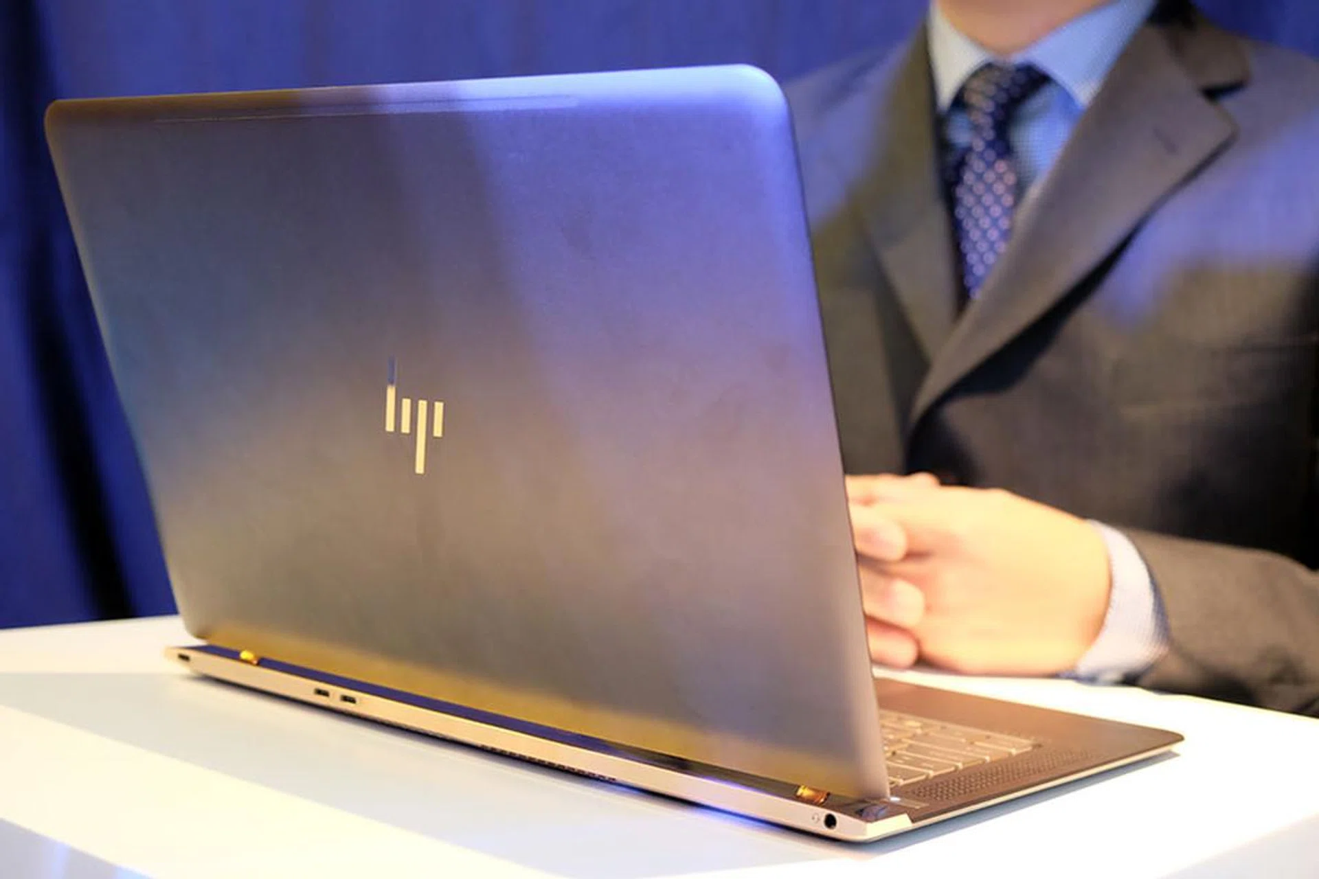 HP Spectre back