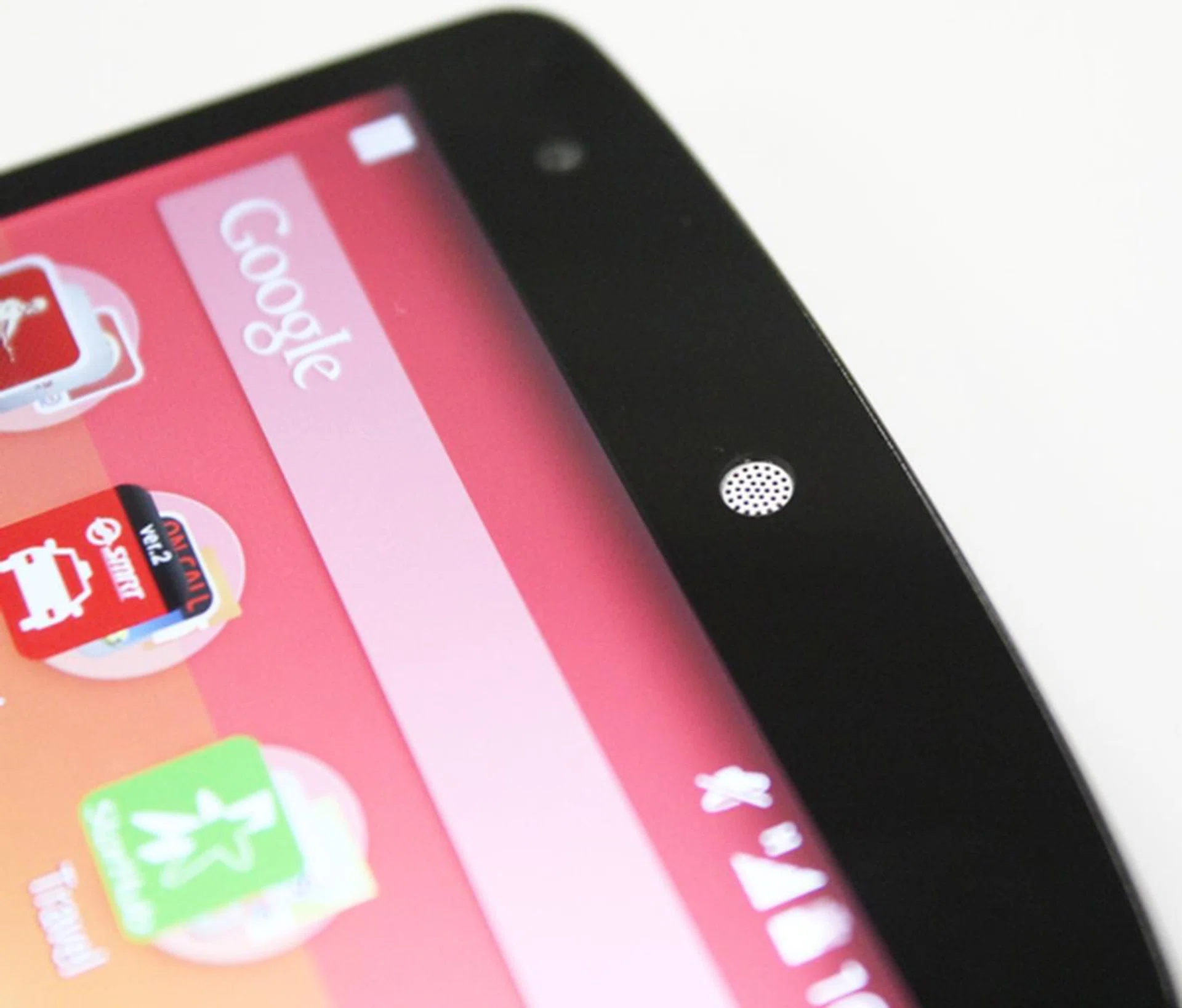 The color of the speaker grille follows the color of the Nexus 5 on its back.