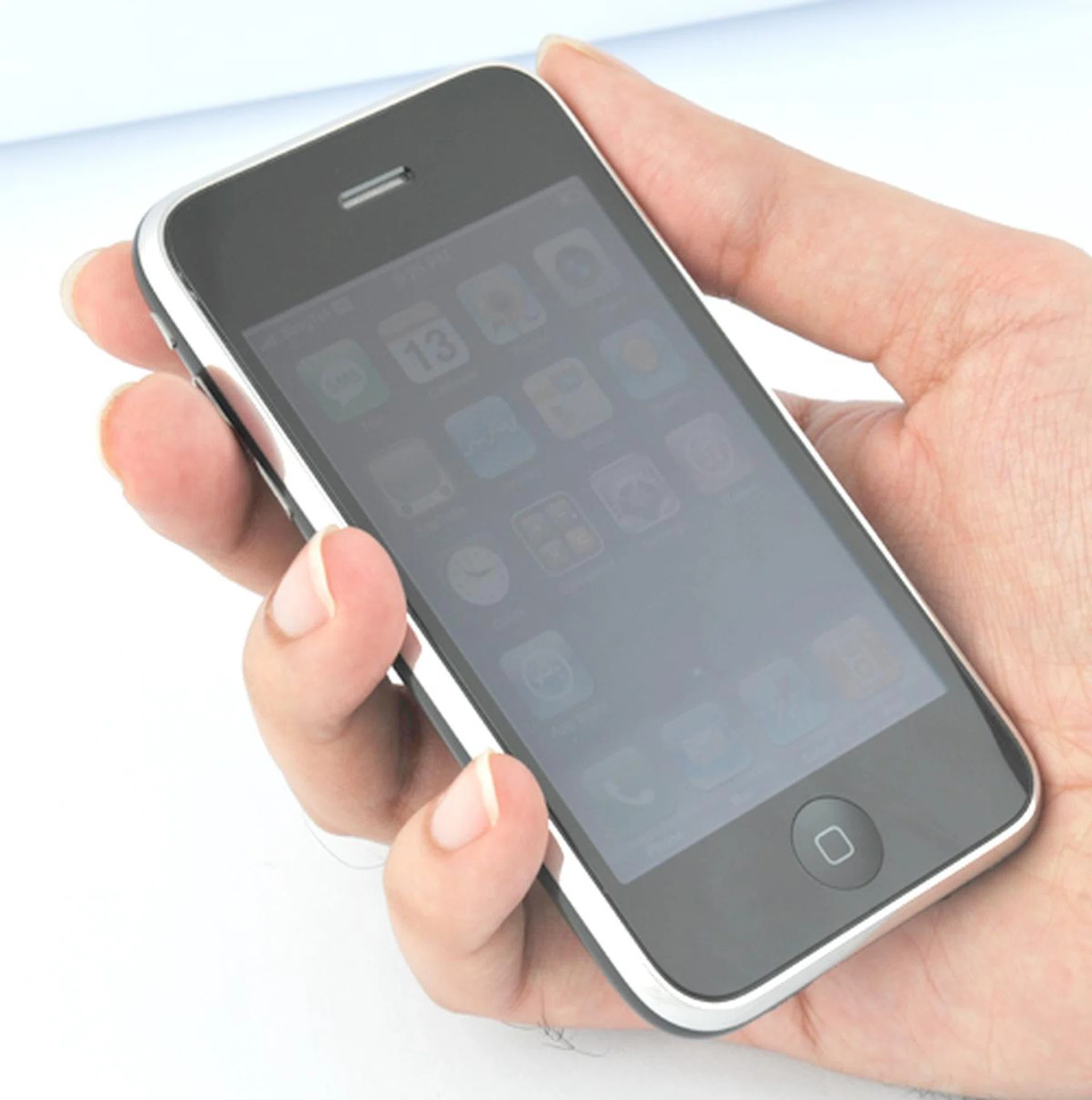 At 133 grams, we didn't think of it as heavy. Instead, it feels solid and sturdy in our hands.