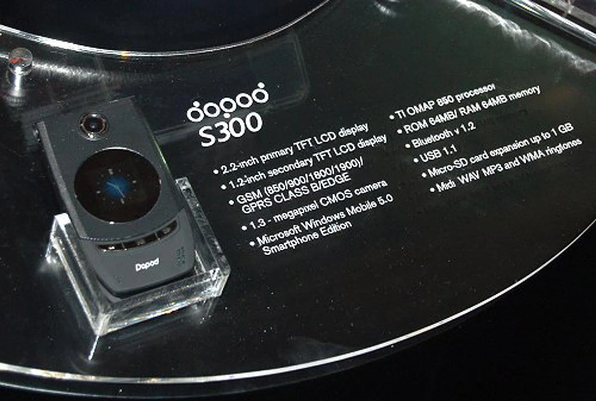 The sleek Dopod S300 remains as one of the slimmest and most sophisticated clamshell smartphones that money can buy.