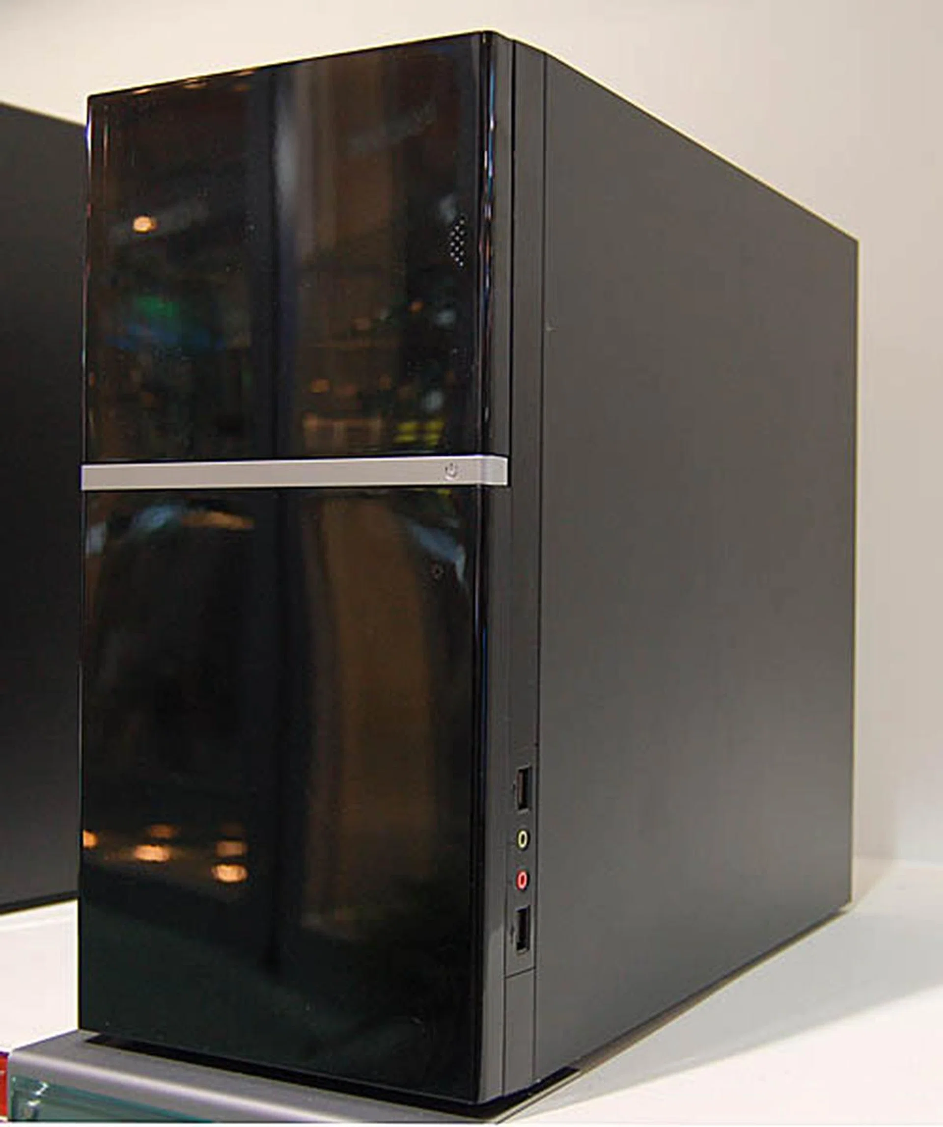  Another micro-ATX casing, this lightweight chassis comes with a total of 4 external drive bays and has an option of having an 80mm or 92mm rear chassis fan.  