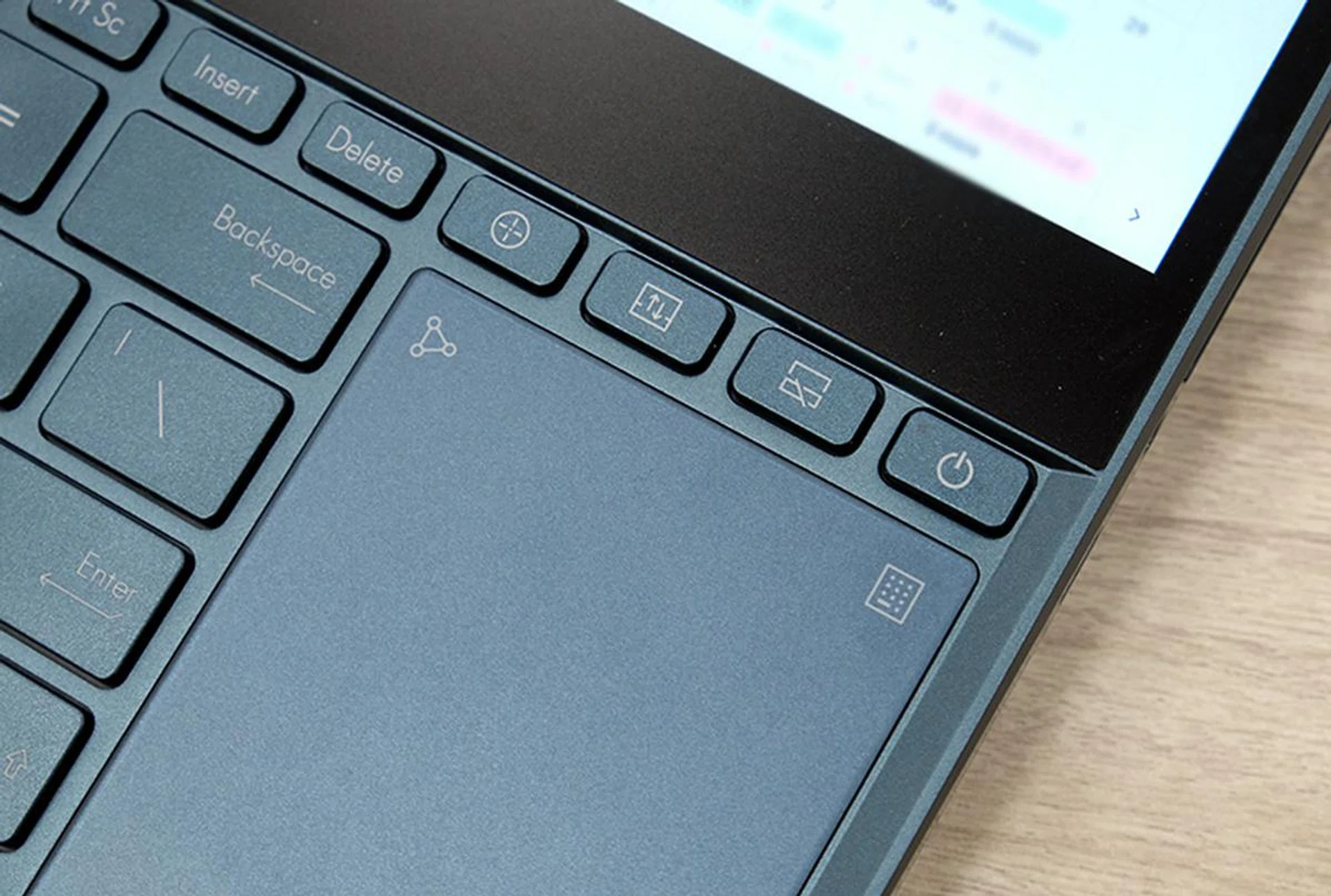 The Turbo mode is activated by pressing the crosshair-like button next to the Delete key. The key to its right swaps the app between the main display and the ScreenPad Plus. The next key to the right (to the left of the power button) turns off the ScreenPad Plus.