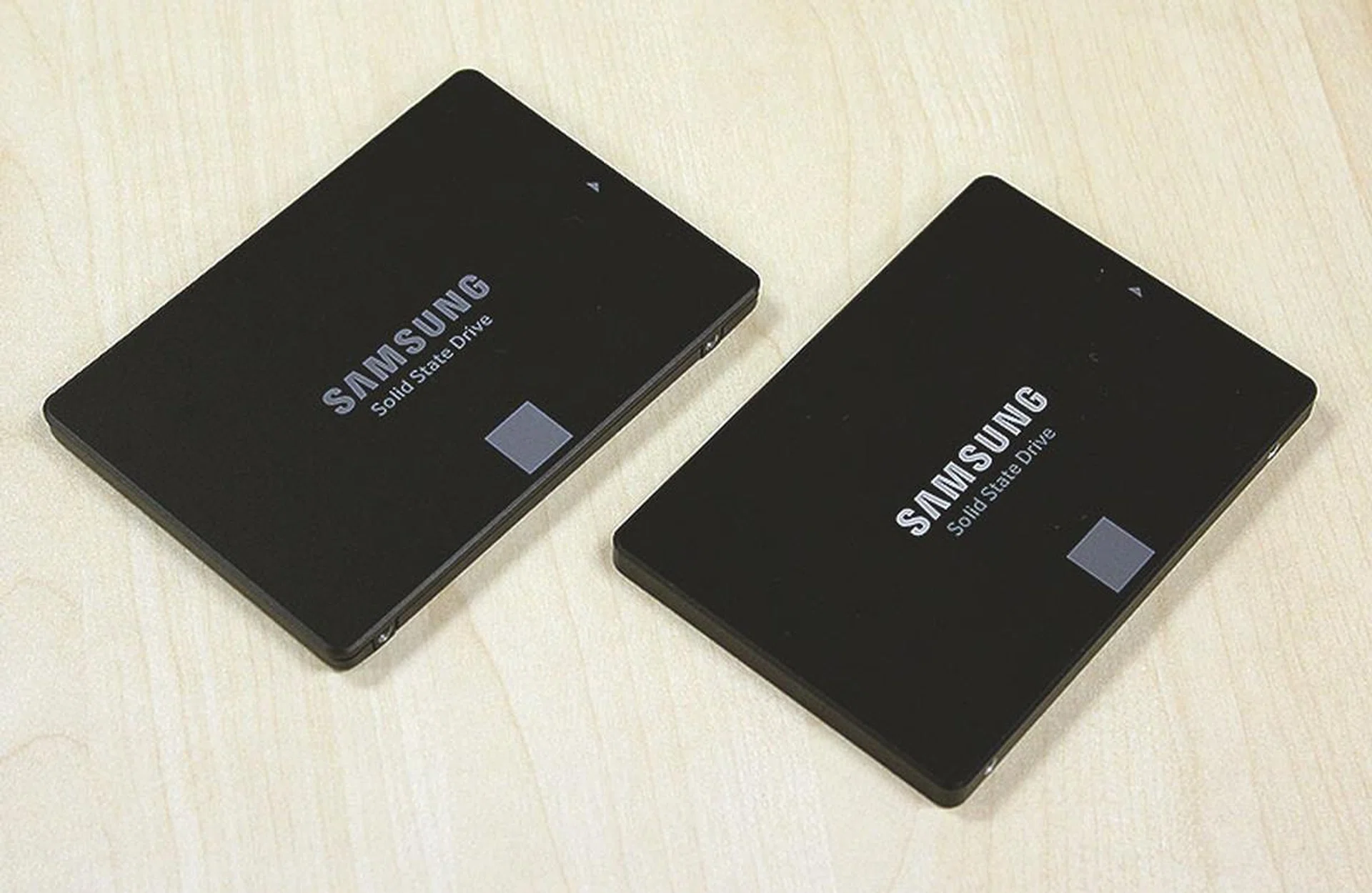 Can you tell which is which? Ok, the new Samsung SSD 750 Evo is on the left, while the SSD 850 Evo is on the right.