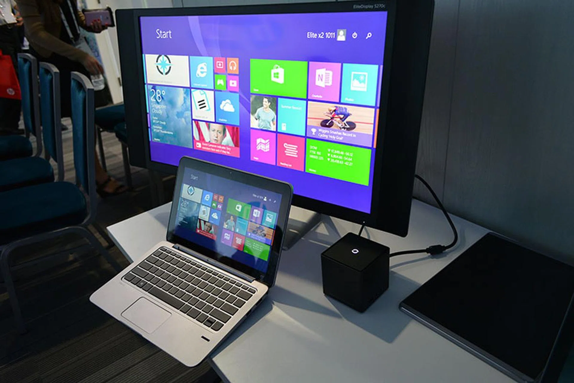 The HP Wireless Dock supports the 802.11ad wireless standard for high-bandwidth communication between devices over short distances.