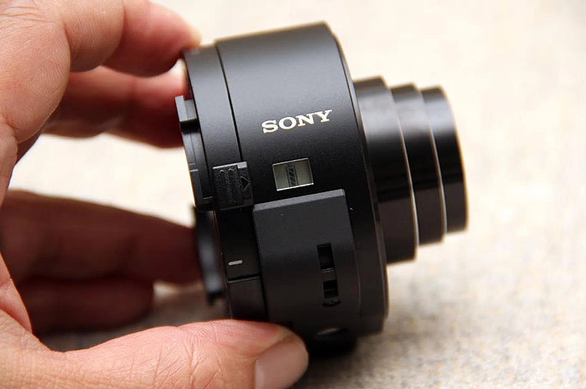 On the right of the QX10 is a small display that shows the current battery level. It will also display a warning if there's no memory card inside the camera. 