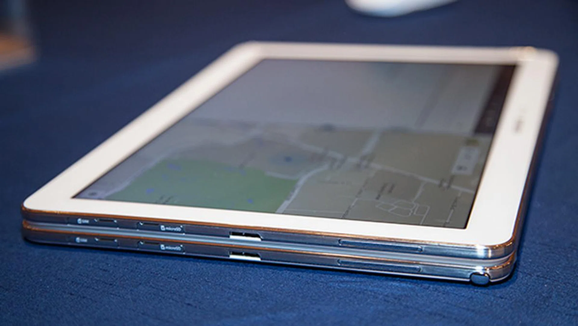 The only difference between the NotePRO and TabPRO 12.2 is the inclusion of the S Pen on the top right corner of the NotePRO.
