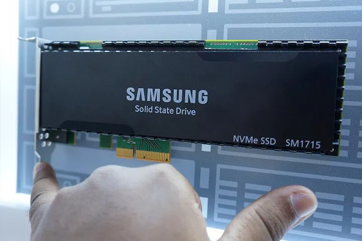 Samsung's premium PCIe based SSD solution, the SM1715 (HHHL).