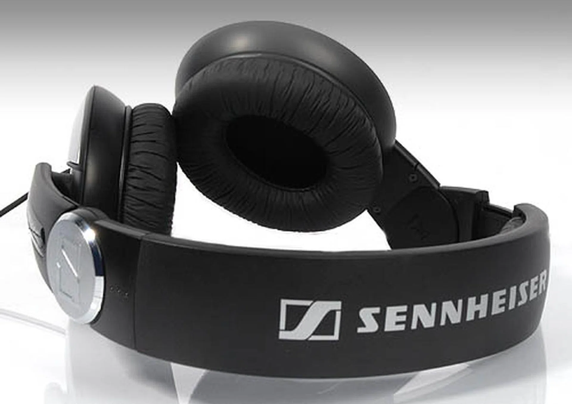 Only one side of the headphones can be rotated.