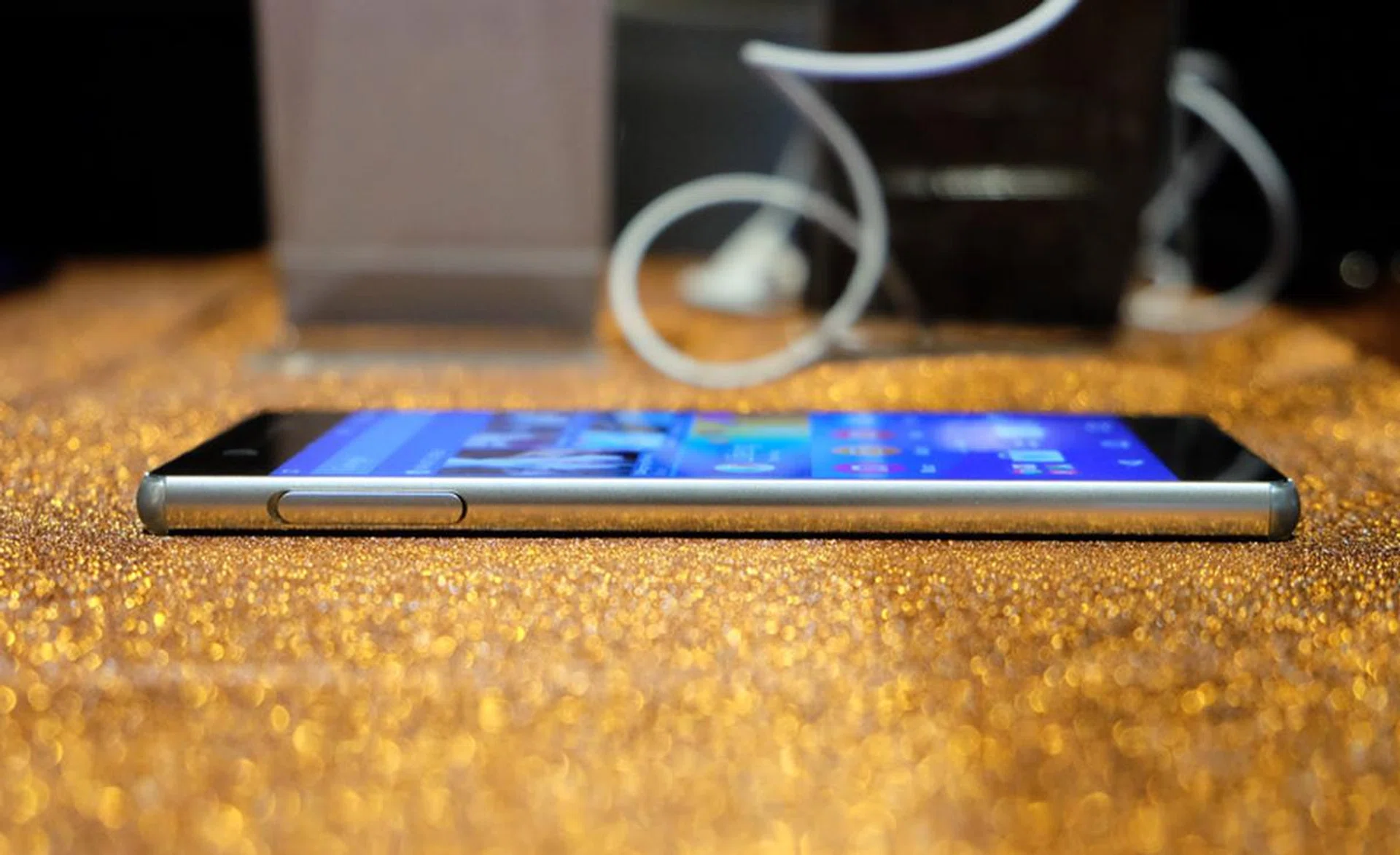 The magnetic charging points of previous Xperia Zs is gone. You'll only be able to charge the Z3+ via its micro-USB port.