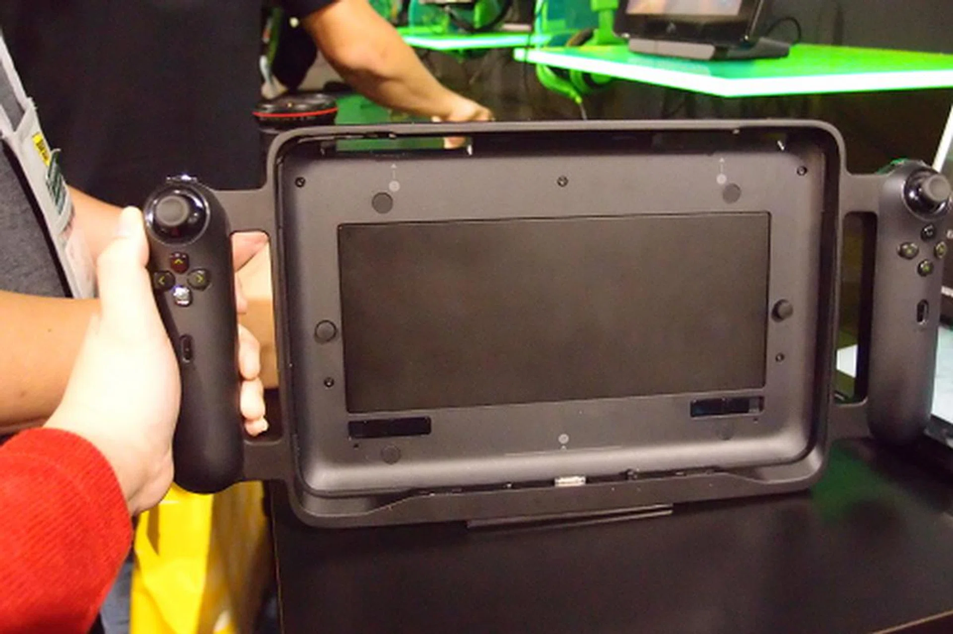 Sans tablet. There's an extra battery pack embedded within the peripheral to charge the Edge while attached.