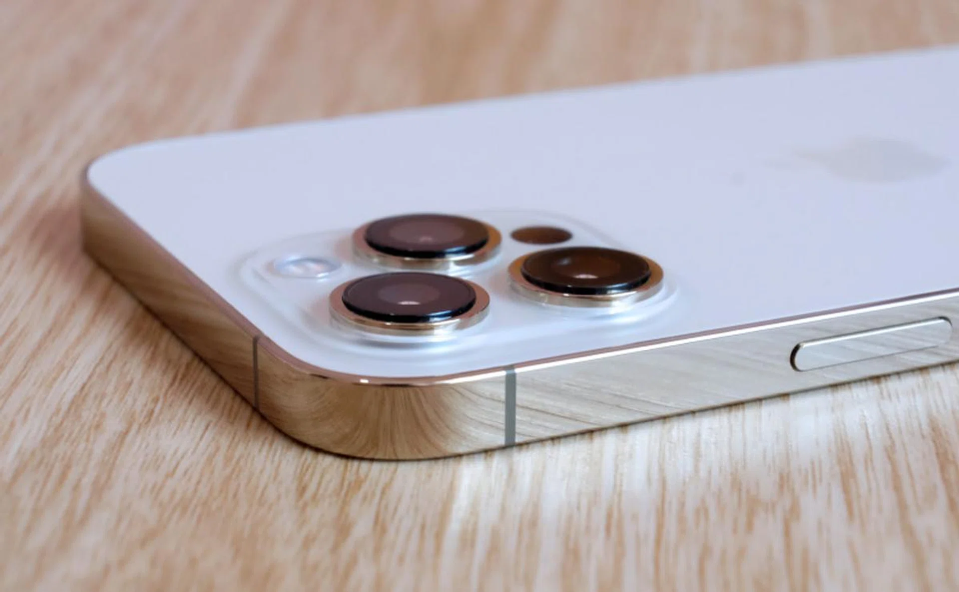 The highly polished sides are super susceptible to fingerprints and grime.