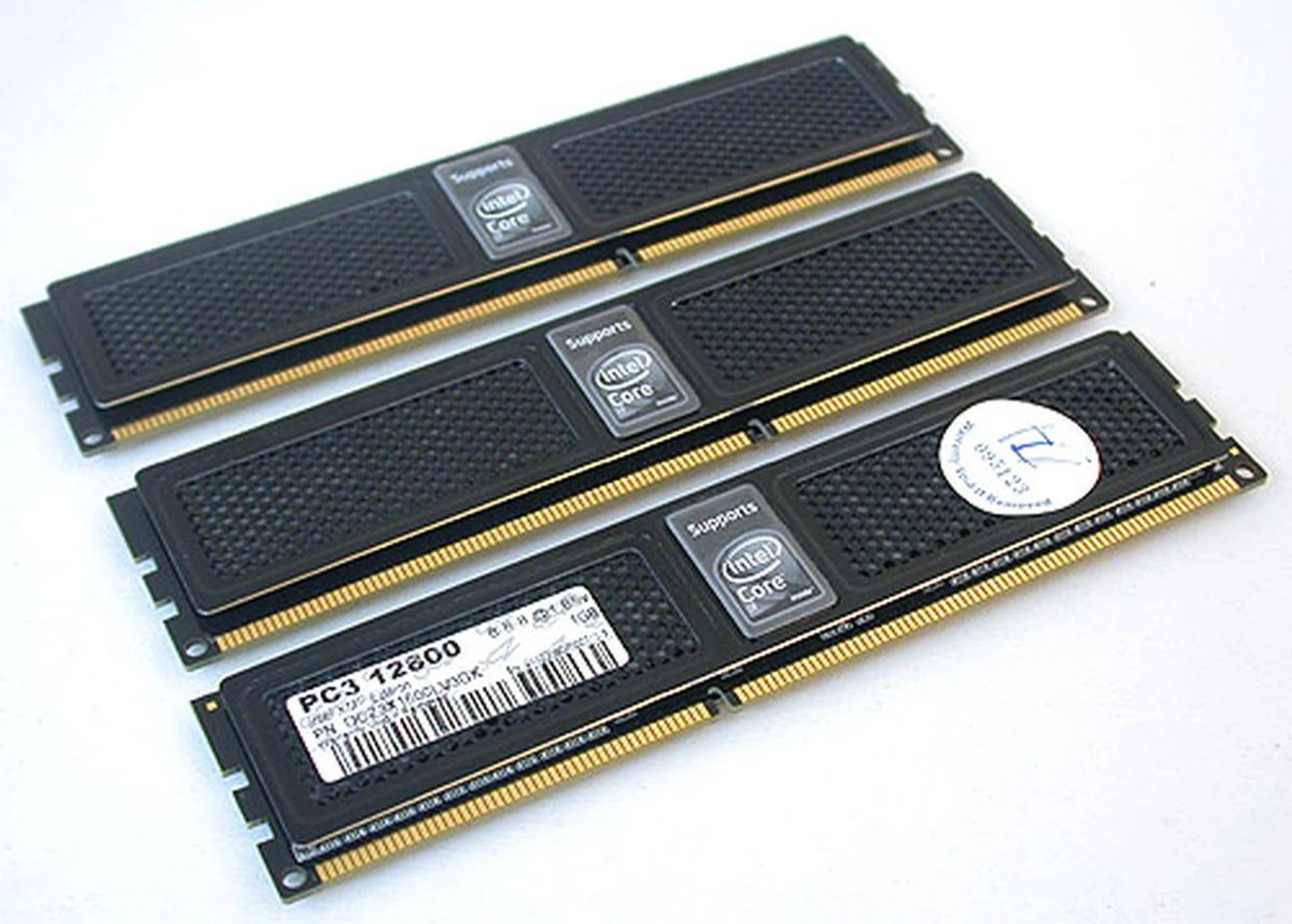 OCZ makes it very obvious that these memory modules support the Core i7 and are one of the few vendors authorized to use this easy to decipher labeling. Easy for the would-be consumers to identify memory for their systems if they have no specific requirements.