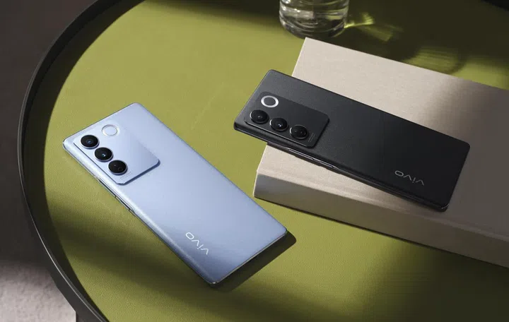 Vivo V27 in Magic Blue and Noble Black.