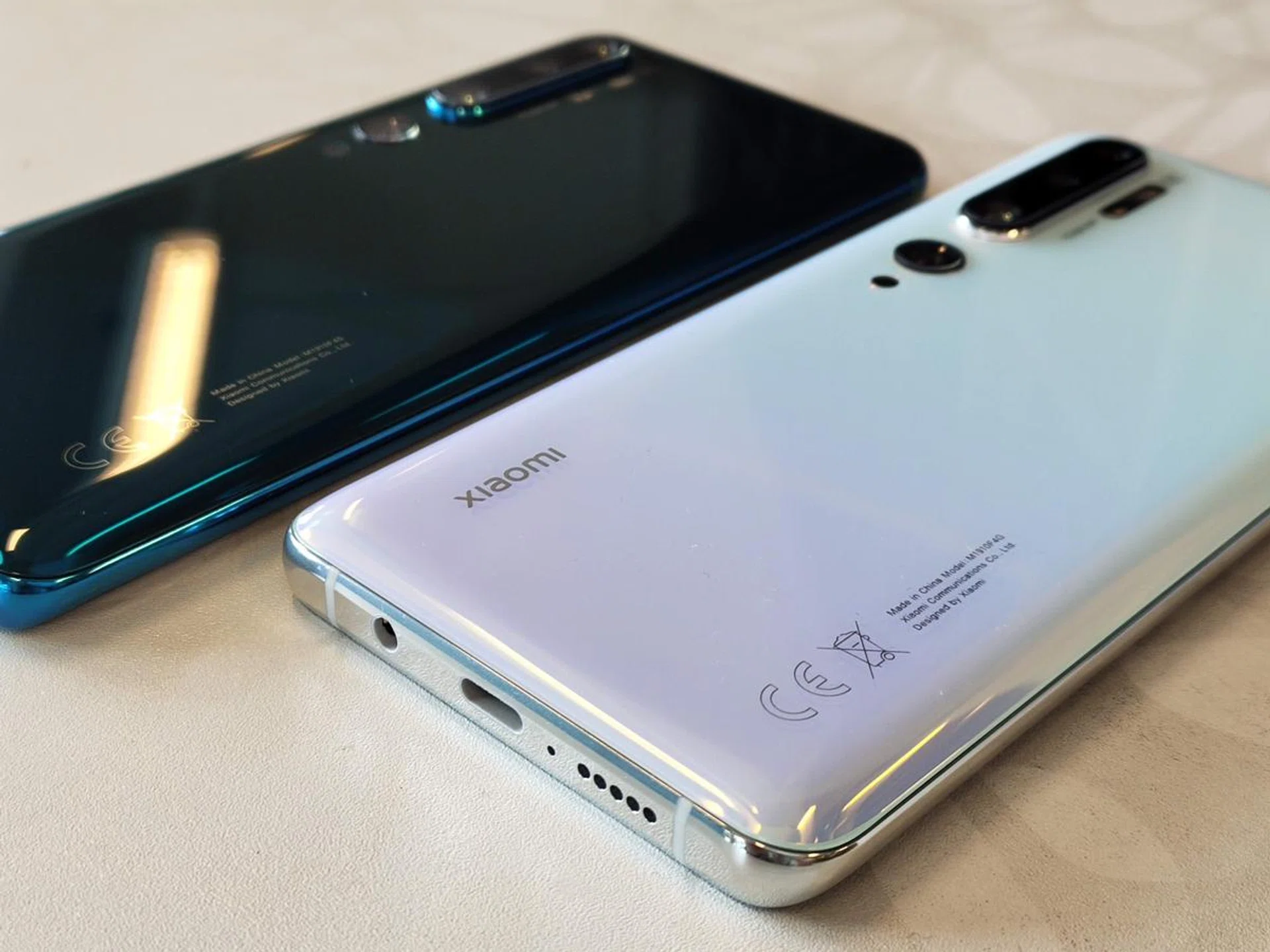This phone is almost a full centimetre in girth. If you're actually coming from a Huawei P30 Pro, you'll notice this immediately, for sure. And why? Camera bump!