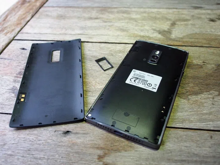 We detached the removable rear cover to see what’s within. There’s just a dual-SIM slot, if we don't dismantle it any further.