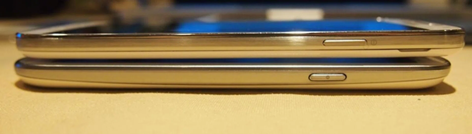 Top: Samsung Galaxy S 4. <br>
Bottom: Samsung Galaxy S III.