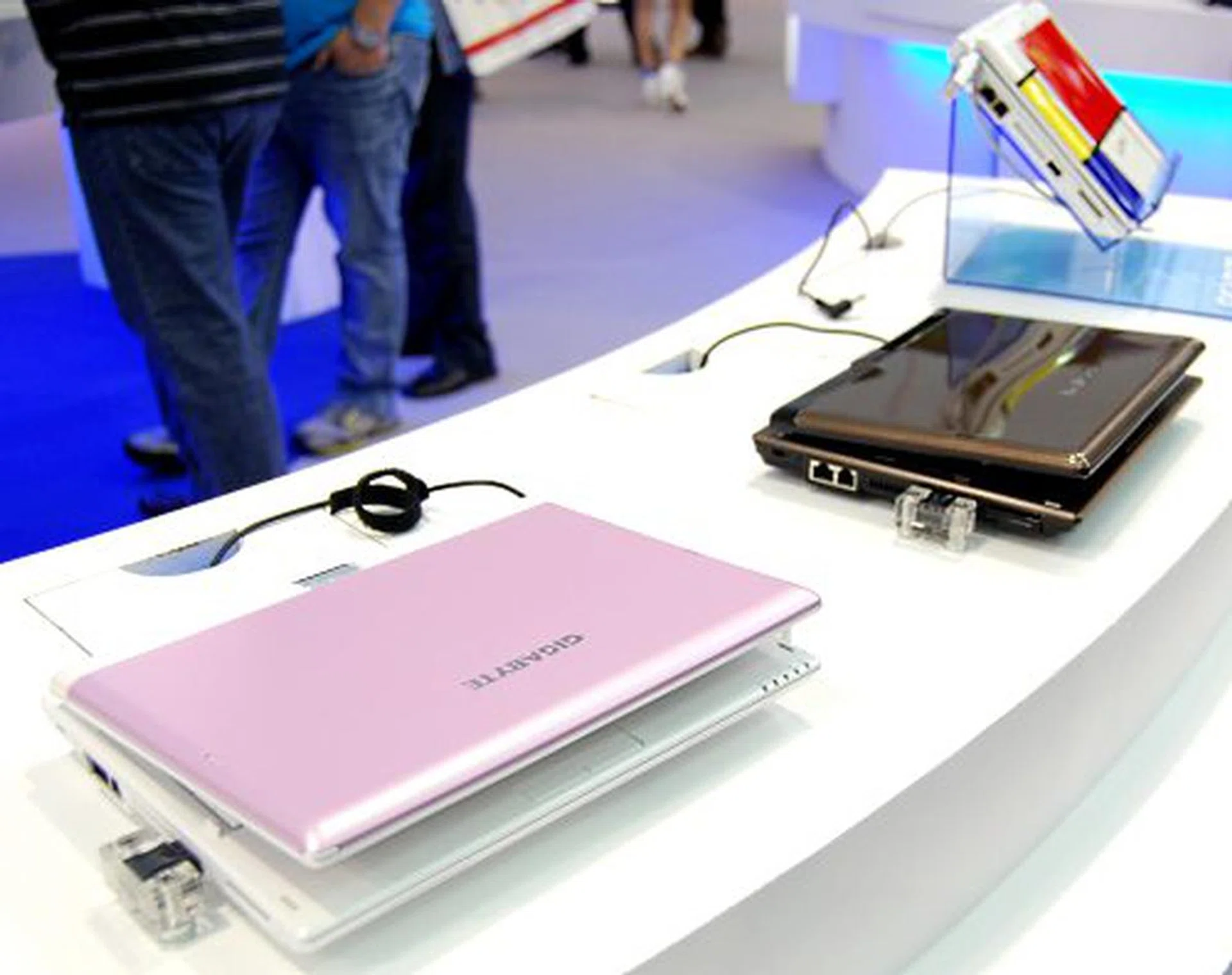  Another new entrant to the increasingly crowded Netbook or subnotebook genre is Gigabyte's M912. We found up to four colors/skins to choose from at the booth, all of them powered by Intel's Atom (1.6GHz).  