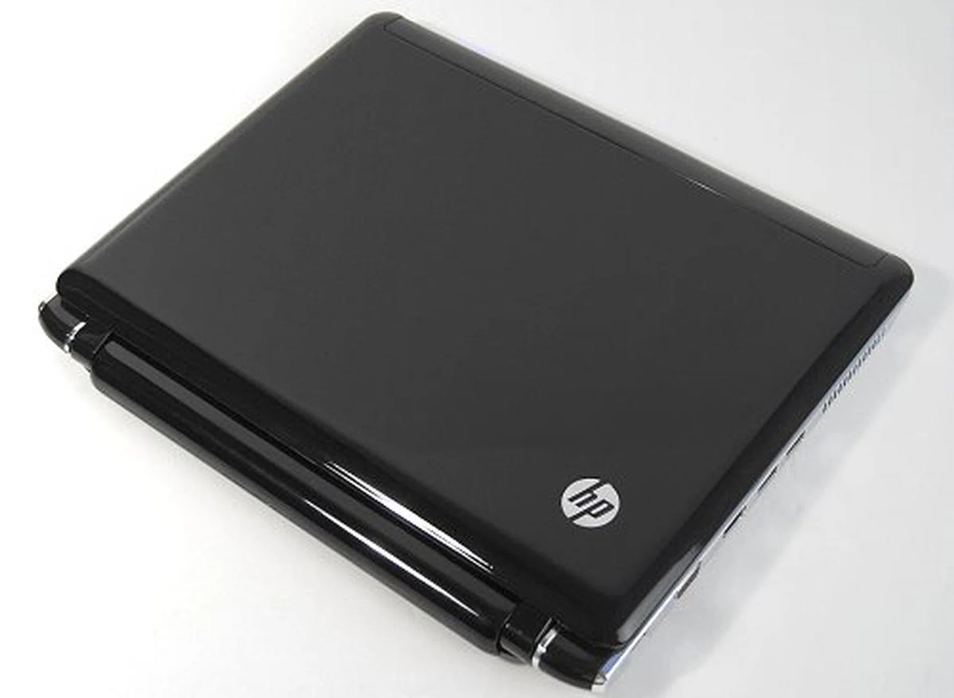 The HP Pavilion dv2, all shiny and ready for our fingerprints!