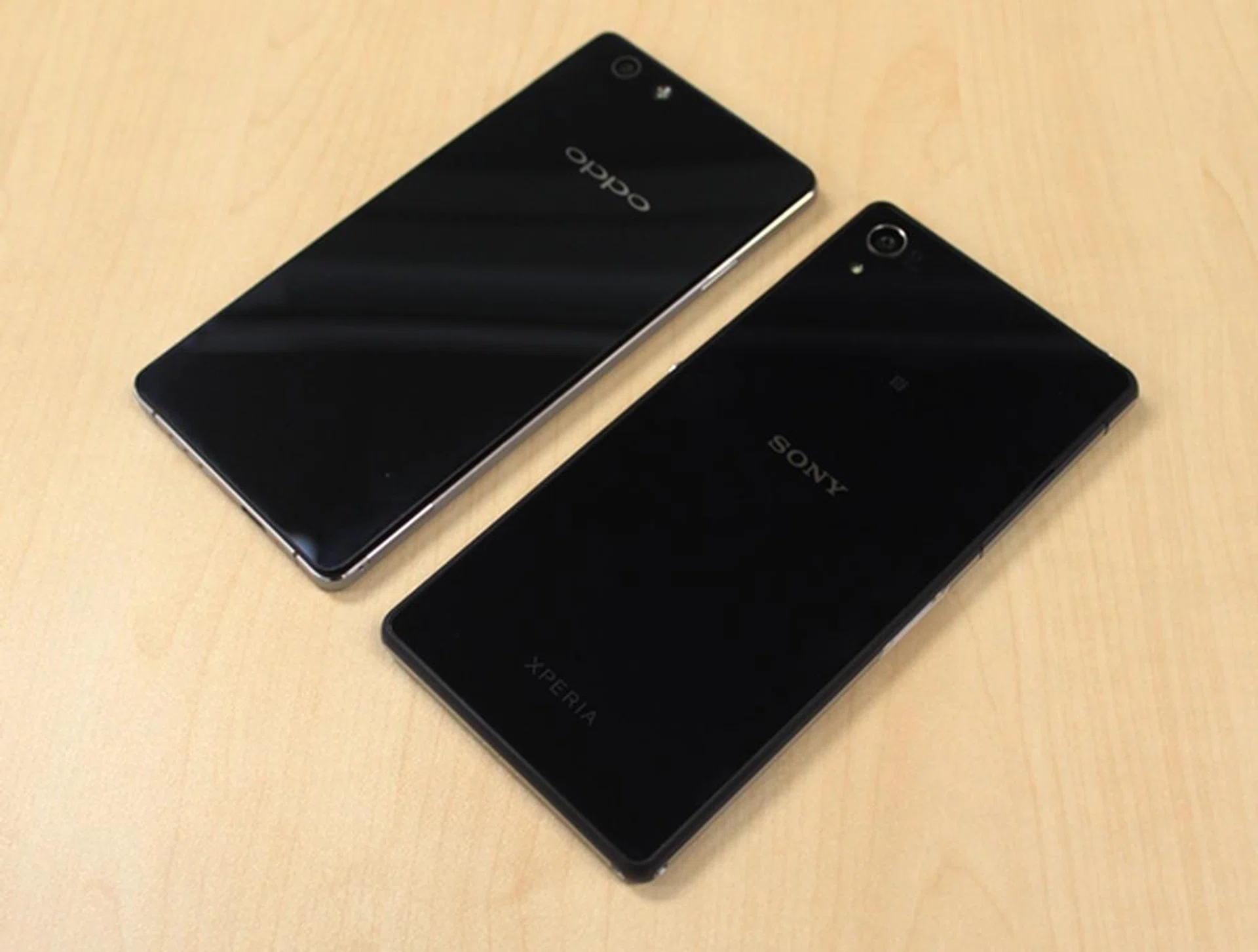 We spot some similarities between the Oppo R1 (left) and the Sony Xperia Z2 (right) such as the use of rear glass panel and the placement of the camera lens.