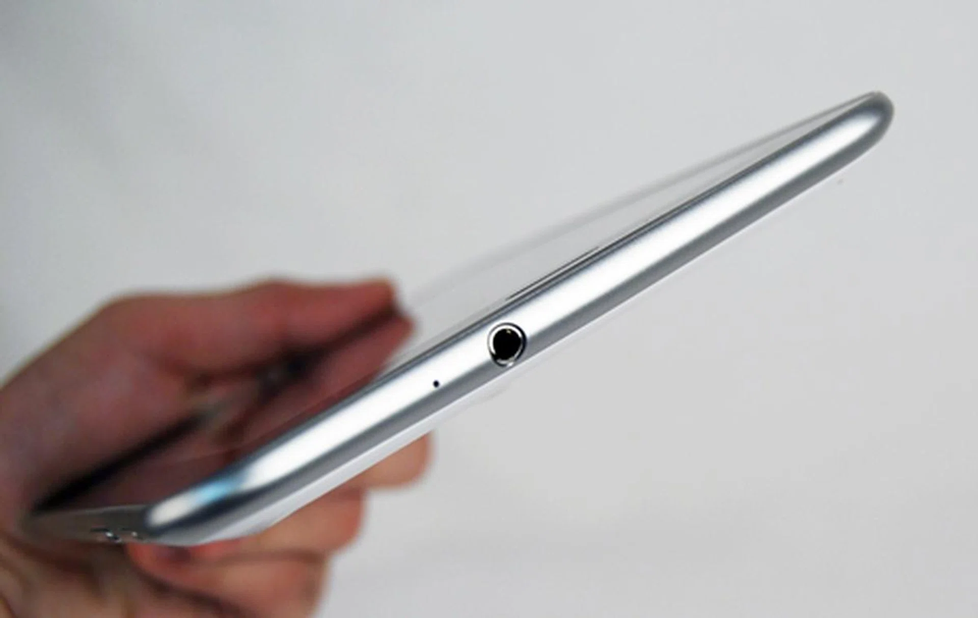 A 3.5mm audio output jack sits on top of the Samsung Galaxy Tab 7.0 Plus. 