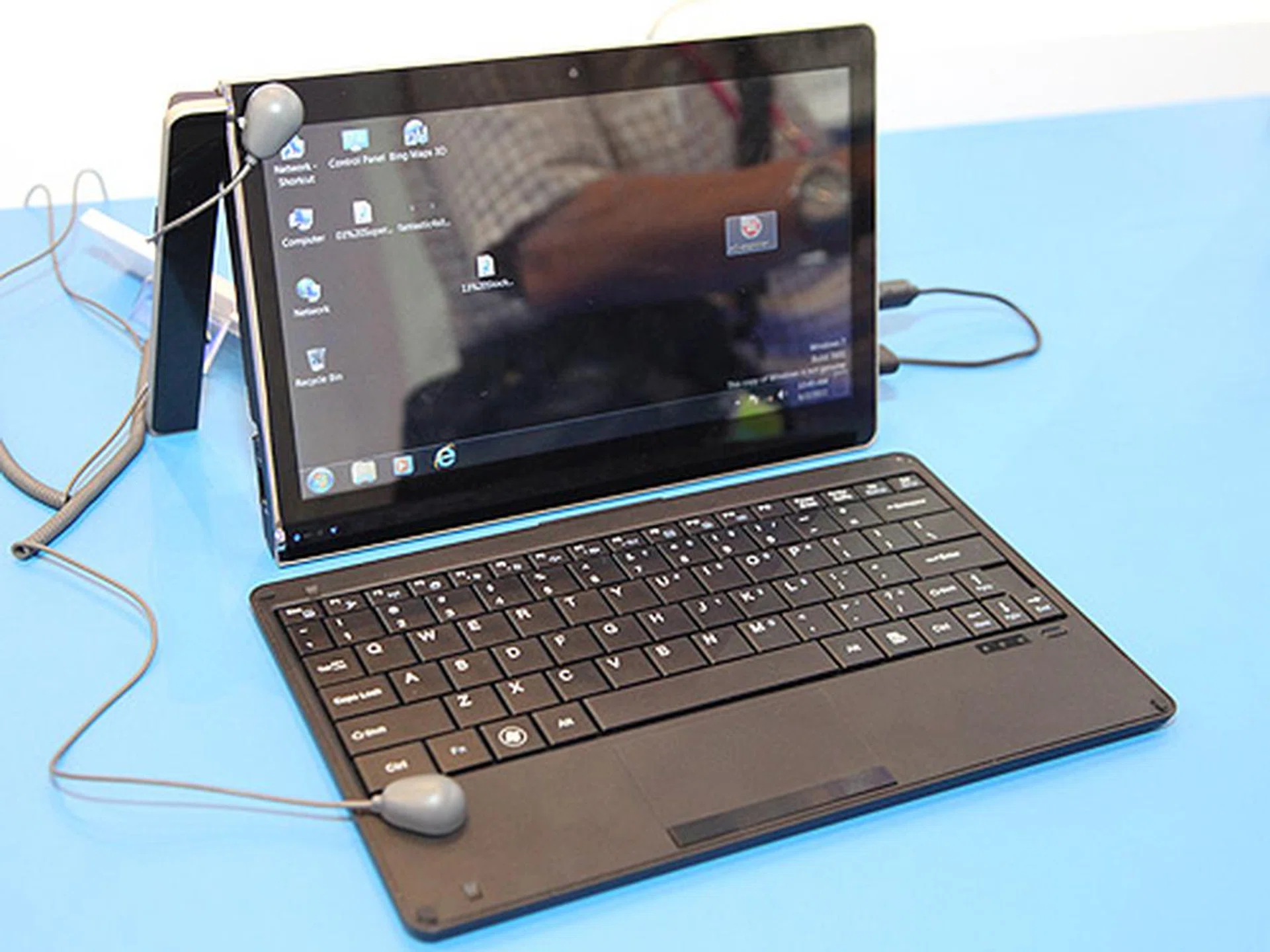 The Evolve III convertible also comes with an optional USB RF keyboard that can be folded to the tablet magnetically. 