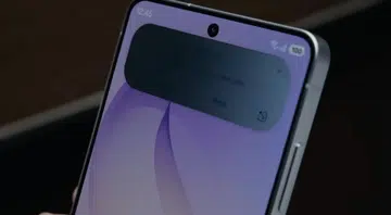 Samsung’s Privacy Display feature in action.