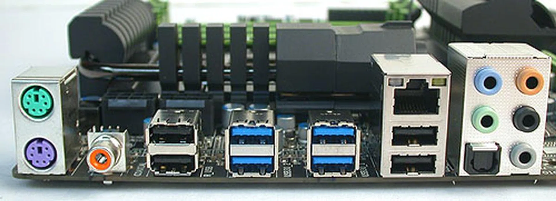 For a high-end motherboard, we were surprised that the rear panel did not come with more ports. Besides the audio jacks, we also found eight USB ports, with four USB 3.0 ports (blue) thanks to Gigabyte's inclusion of two VIA USB hubs. That's quite a handful. As for the Gigabit LAN port, with Bigfoot's Killer NIC, you'll just need one, right?