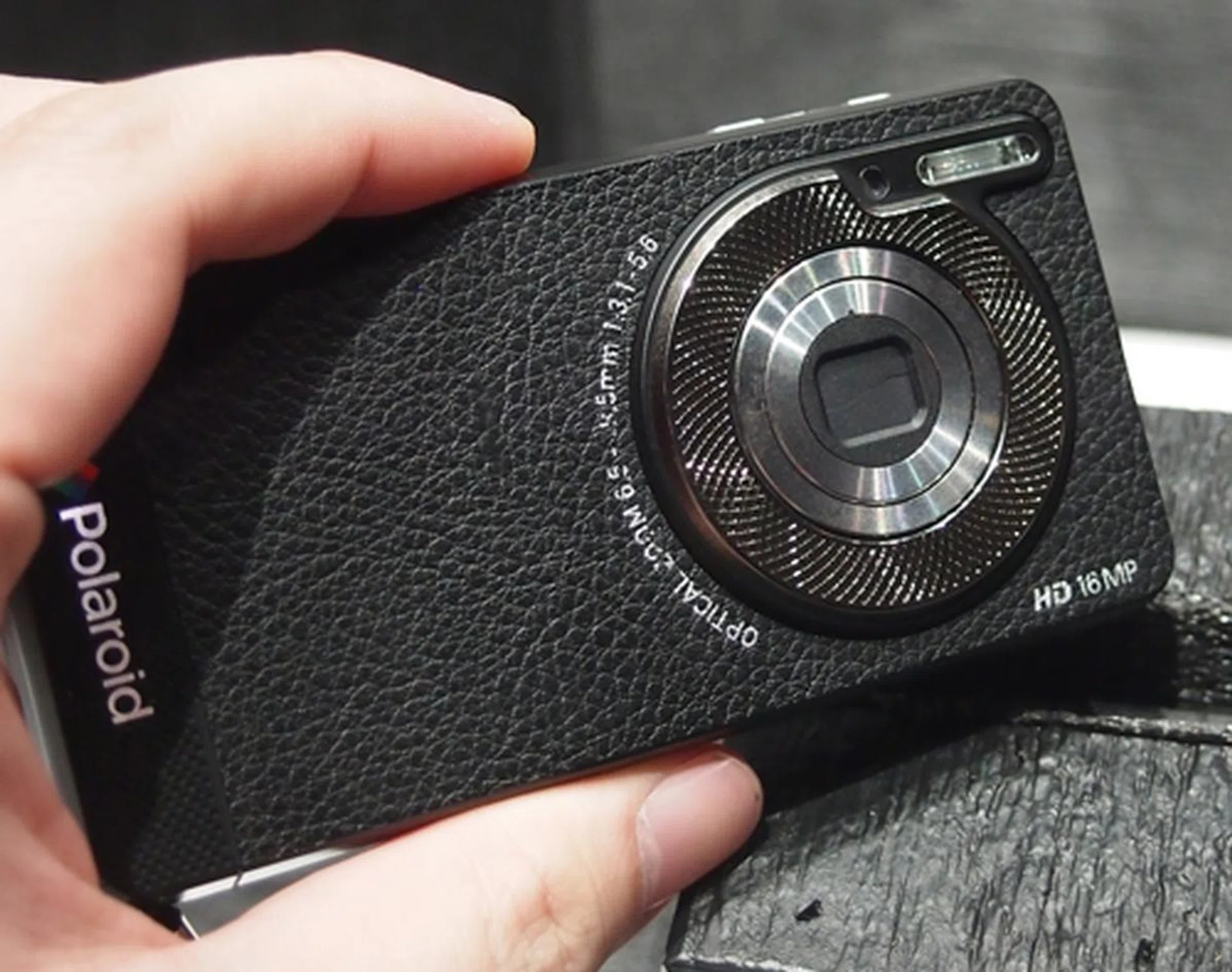 A tight and good grip makes imaging on this Polaroid smartphone easy.