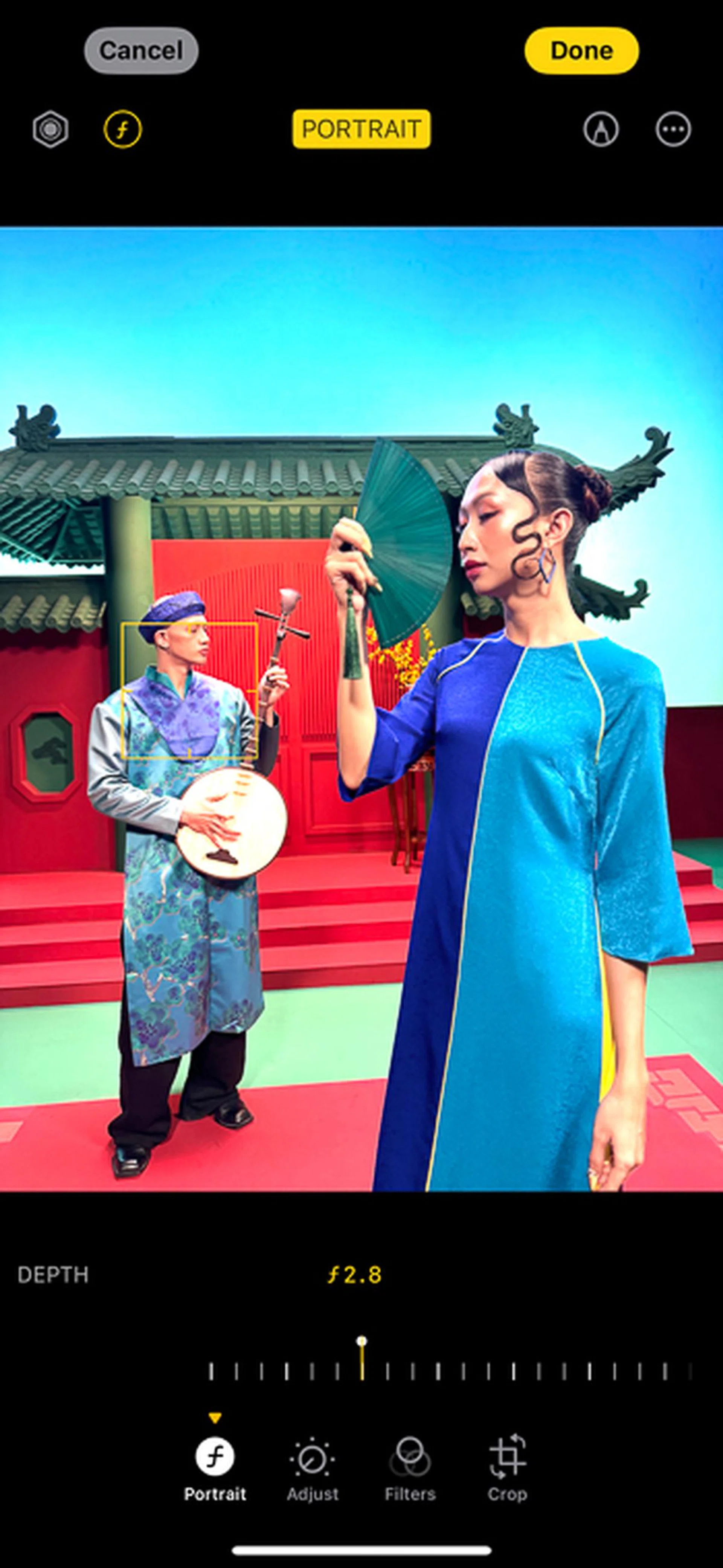 Adjusting aperture, focus point and blur.