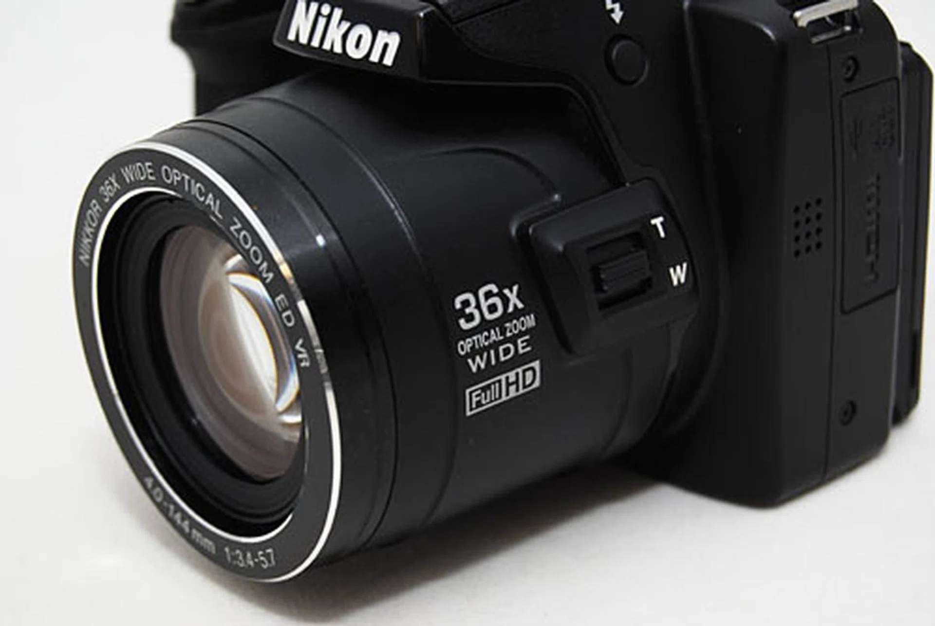 The P500 comes with another zoom toggle on the side of the lens, so you can zoom with either of your hands as you hold the camera.