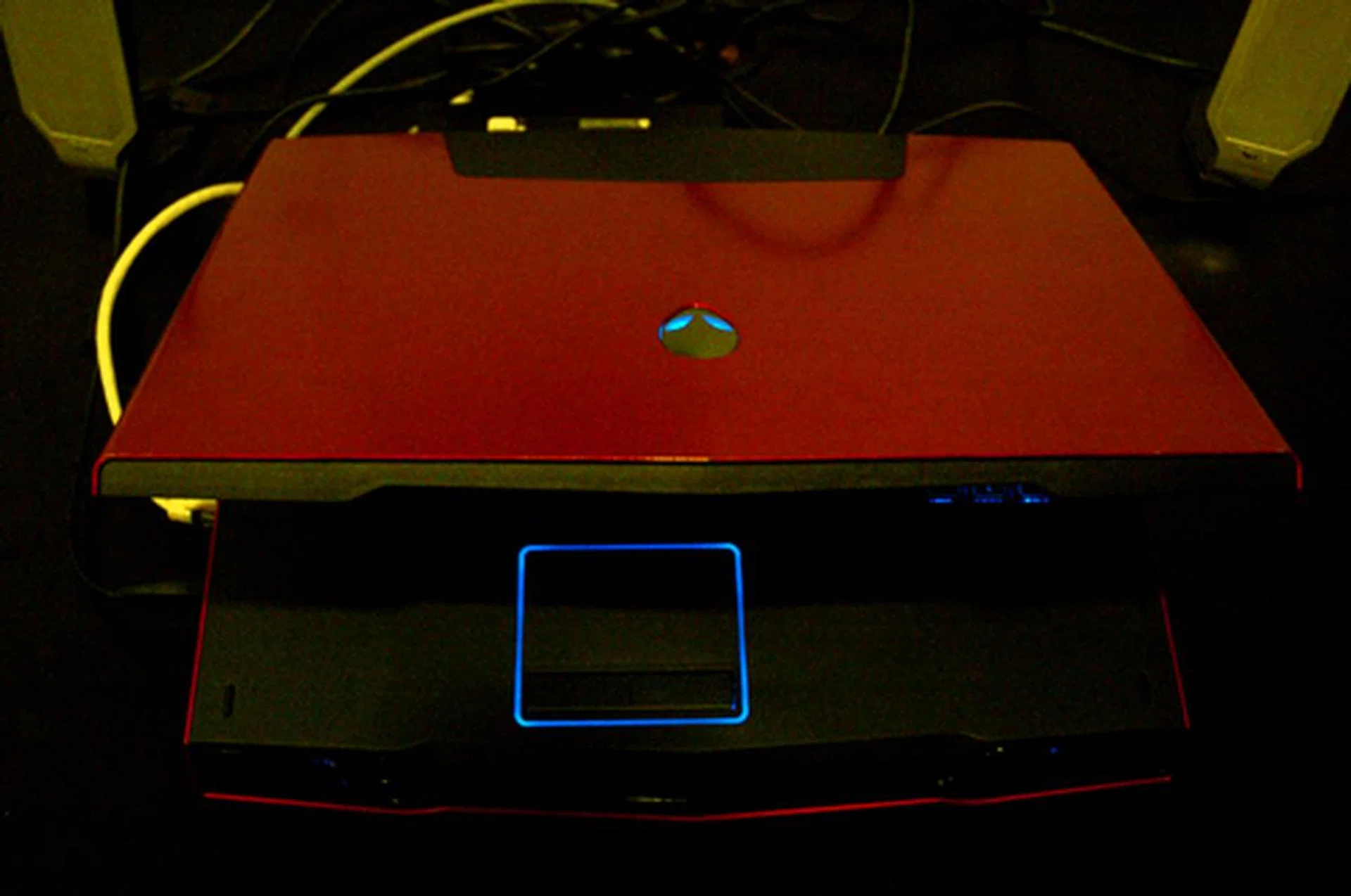 We know that aggressive specifications can lead to overheating issues. To combat this, the M15X is engineered with a chassis to better manage thermal efficiency. This 15-inch gaming machine packs an NVIDIA GeForce GTX 260M as its GPU of choice.