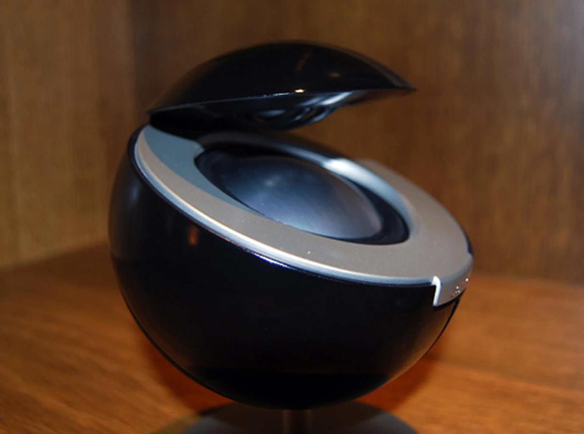 Both the Jamo 360 S 25 and the Jamo 360 S 35 are units with a tweeter and a woofer combo, which can be seen in this shot.