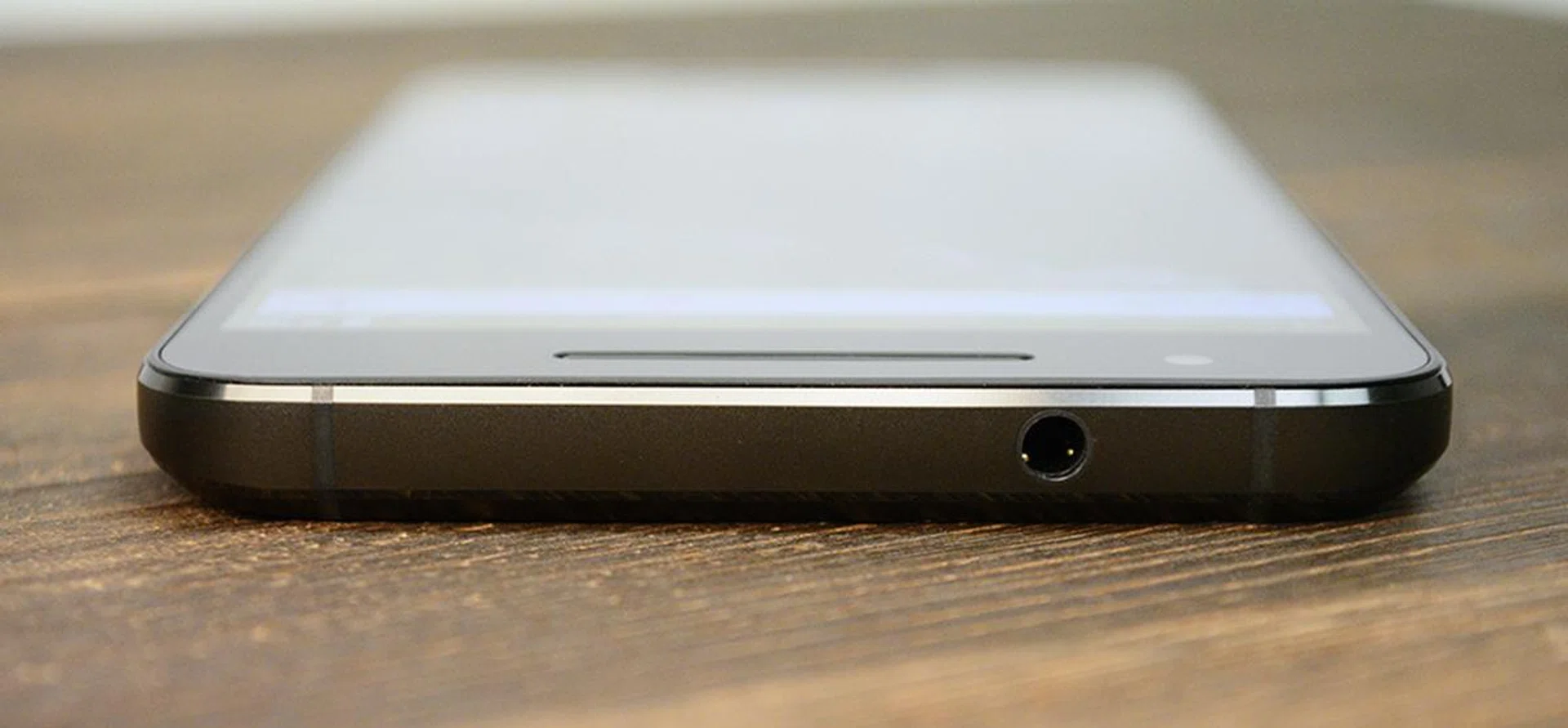 A look at a couple of the plastic antenna lines at the top, beside the headphone jack.