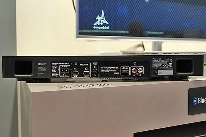 Here's a look at the back of the unit with its ports. The gaping holes on the two sides are the Aero Stream ports.