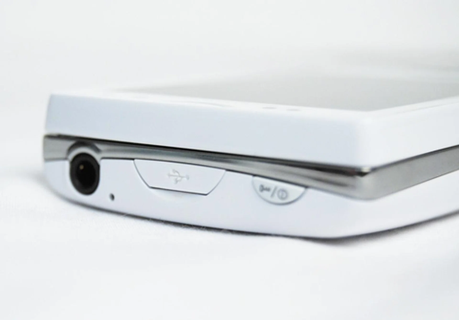 While we do appreciate the inclusion of a USB cover, it takes too much effort getting it off, so much so that we would rather let it dangle without covering it properly.
