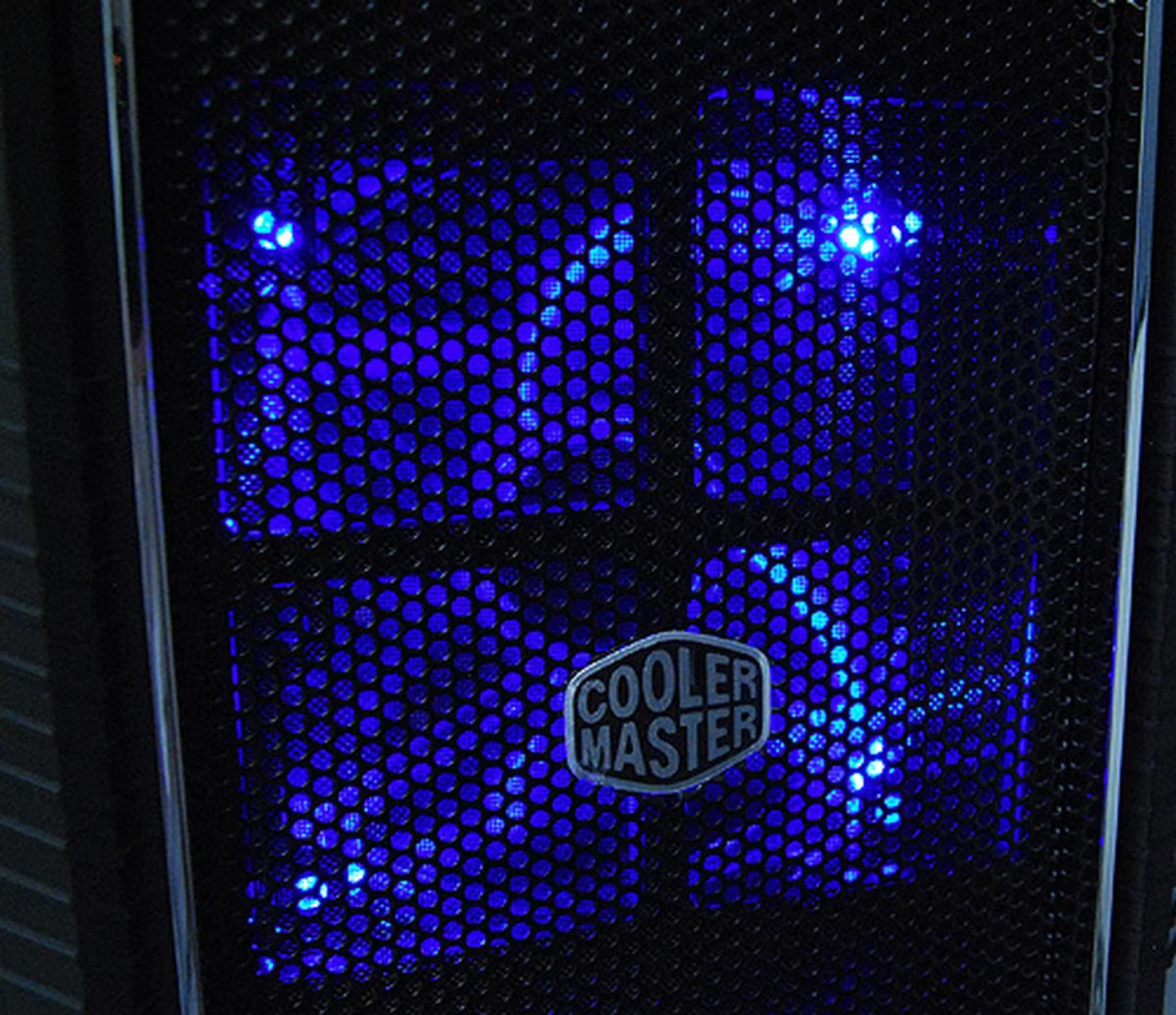 The large 140mm fan is complemented by soft glowing blue LEDs upfront.