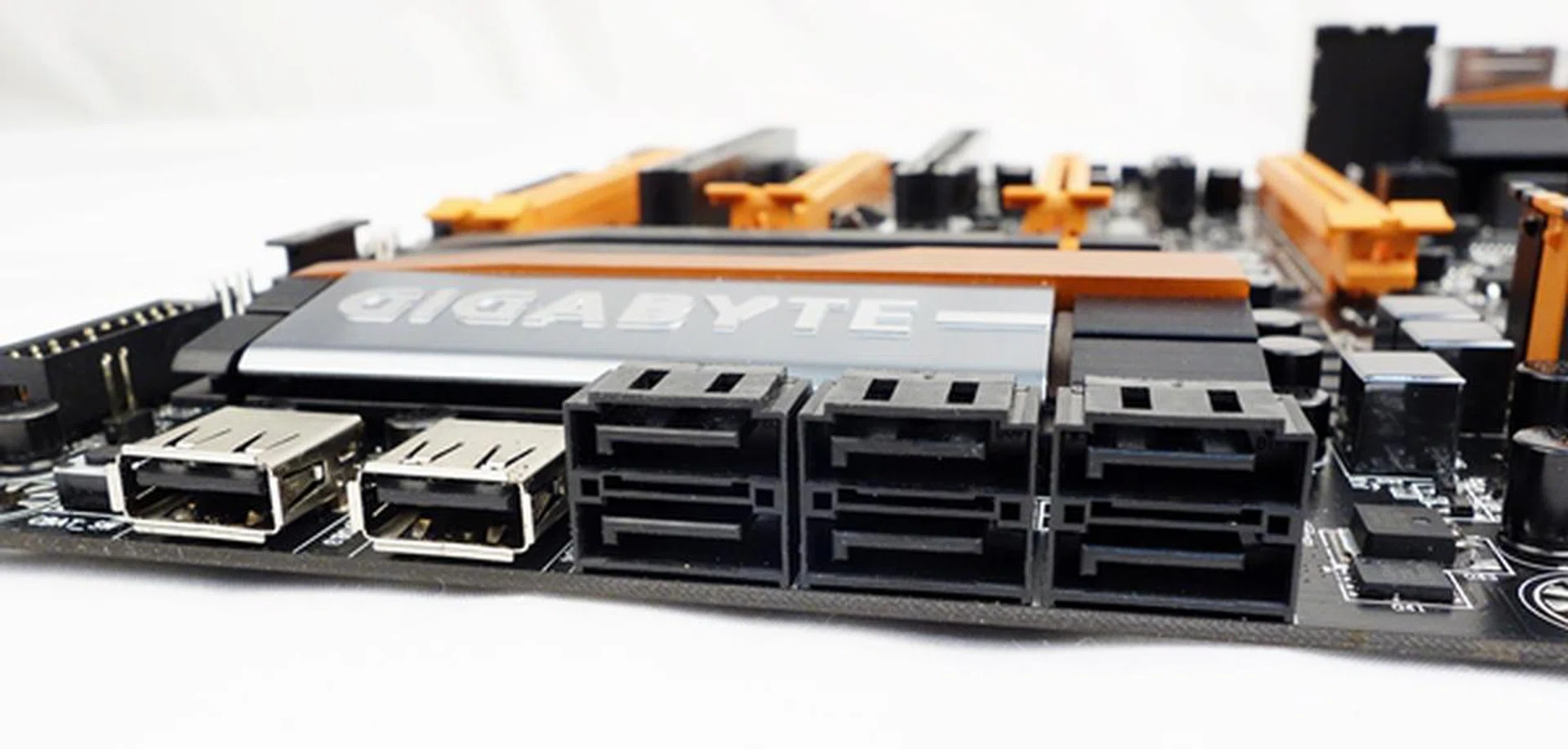 The pair of OC Connect USB 3.0 ports is used for connecting supported devices in an open workbench environment.
