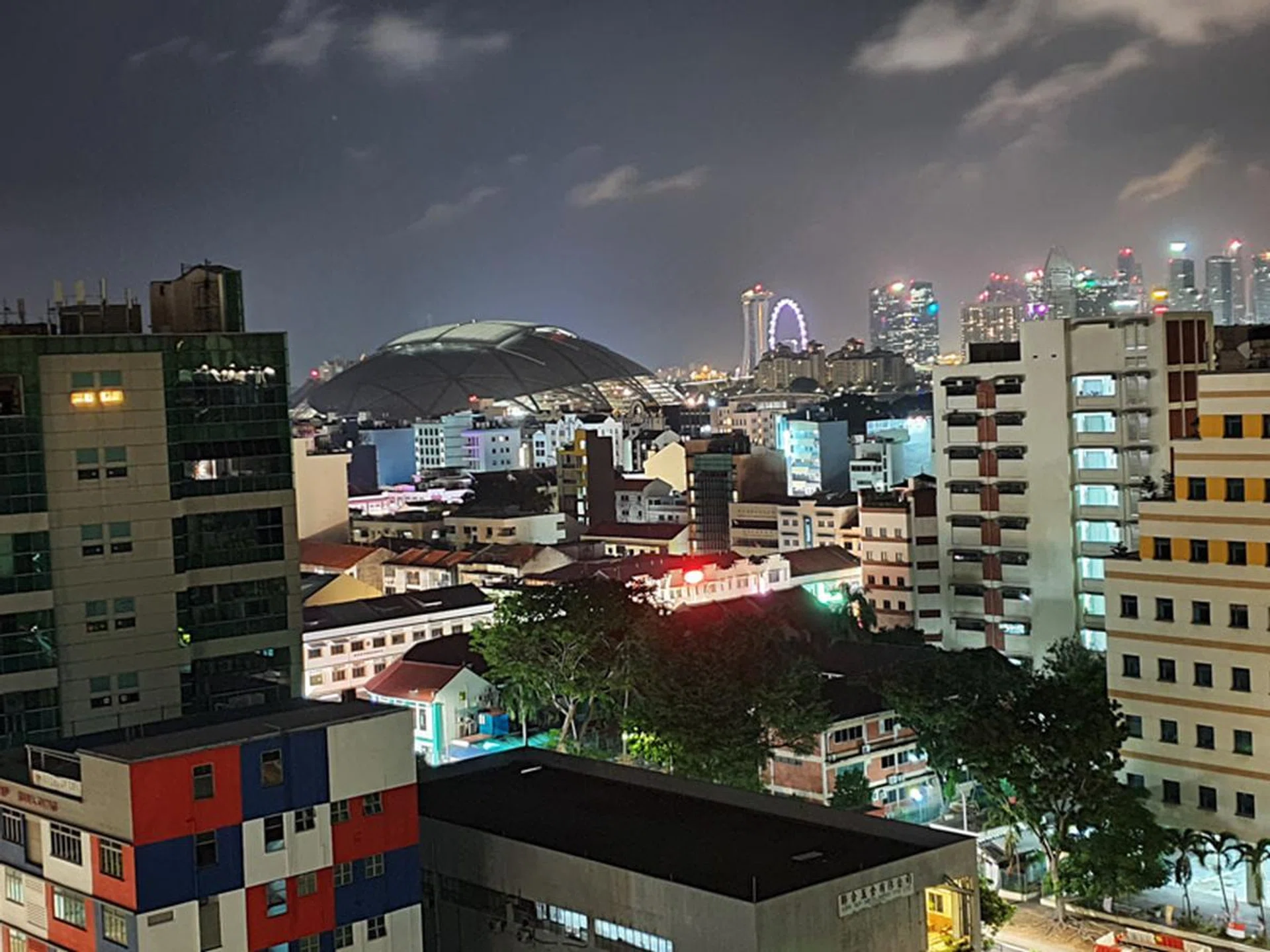 Galaxy Note10+ night capture in night mode. (Click for full resolution image)