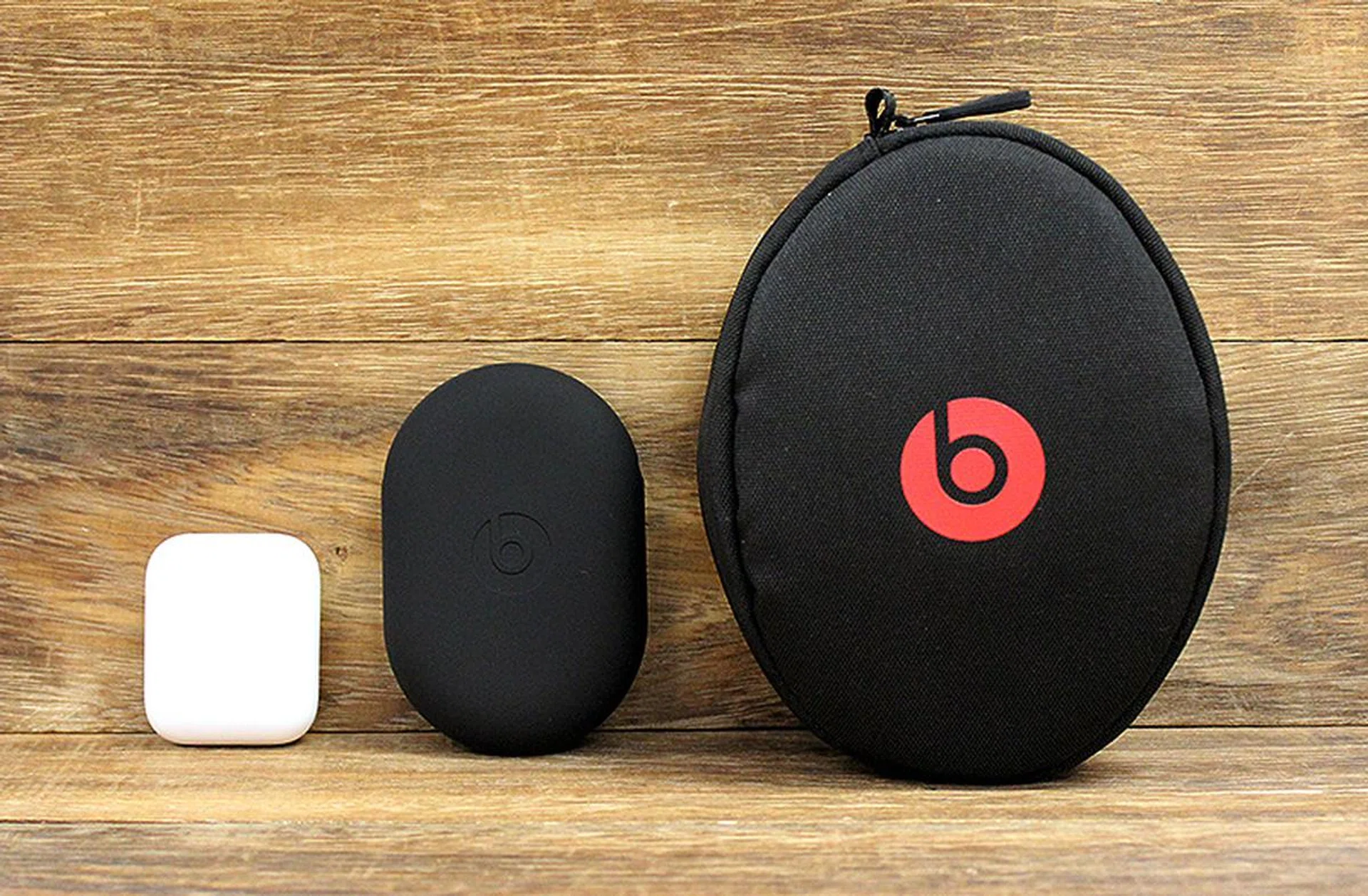 Once folded, the Solo3 become really compact. Here it is in the carrying case next to BeatsX and AirPods in their respective carrying cases.
